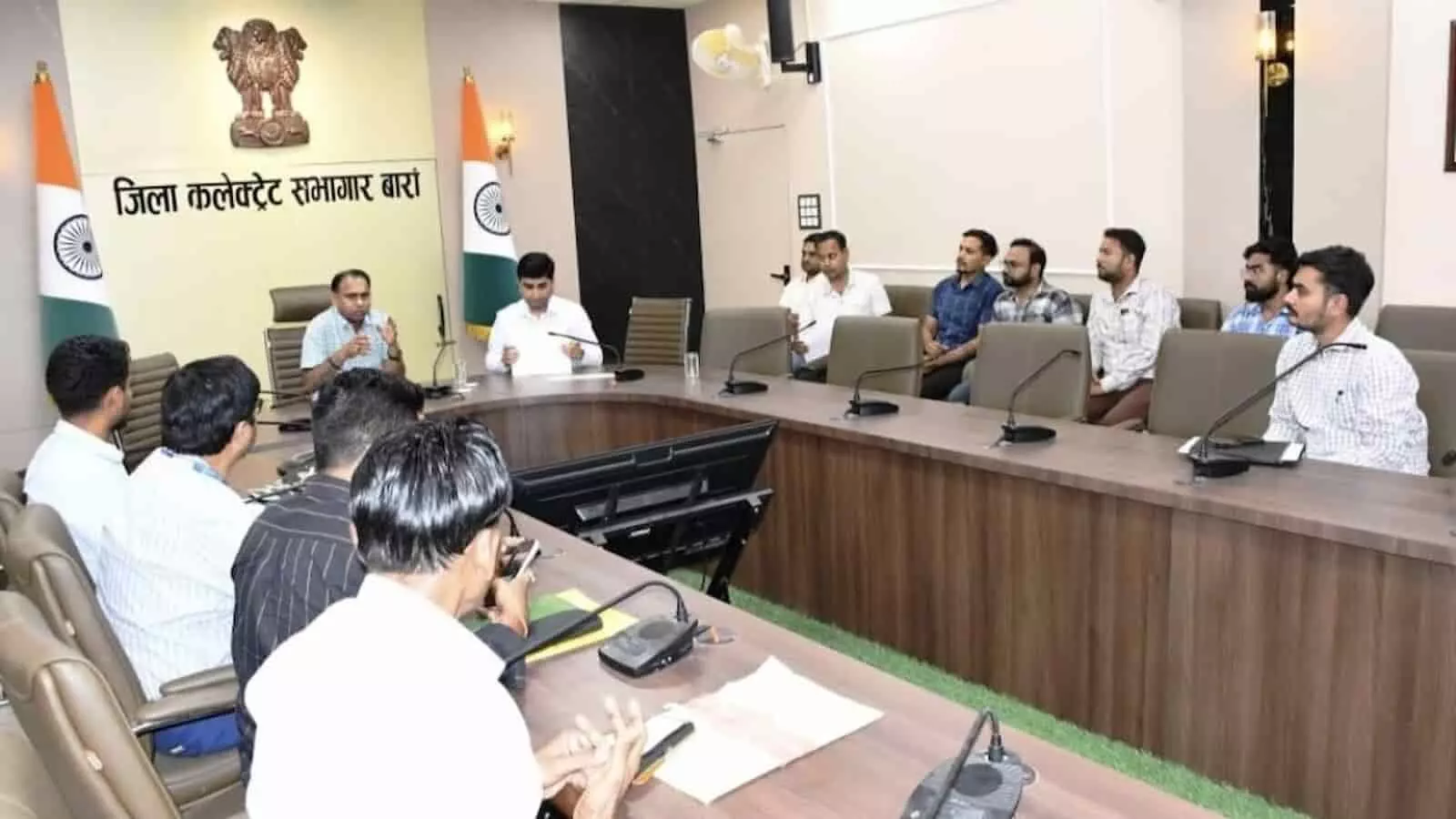 बारां मिनी सचिवालय में सम्पर्क पोर्टल के लंबित परिवादों की समीक्षा बैठक की अध्यक्षता करते जिला कलेक्टर भंवरलाल जनागल।