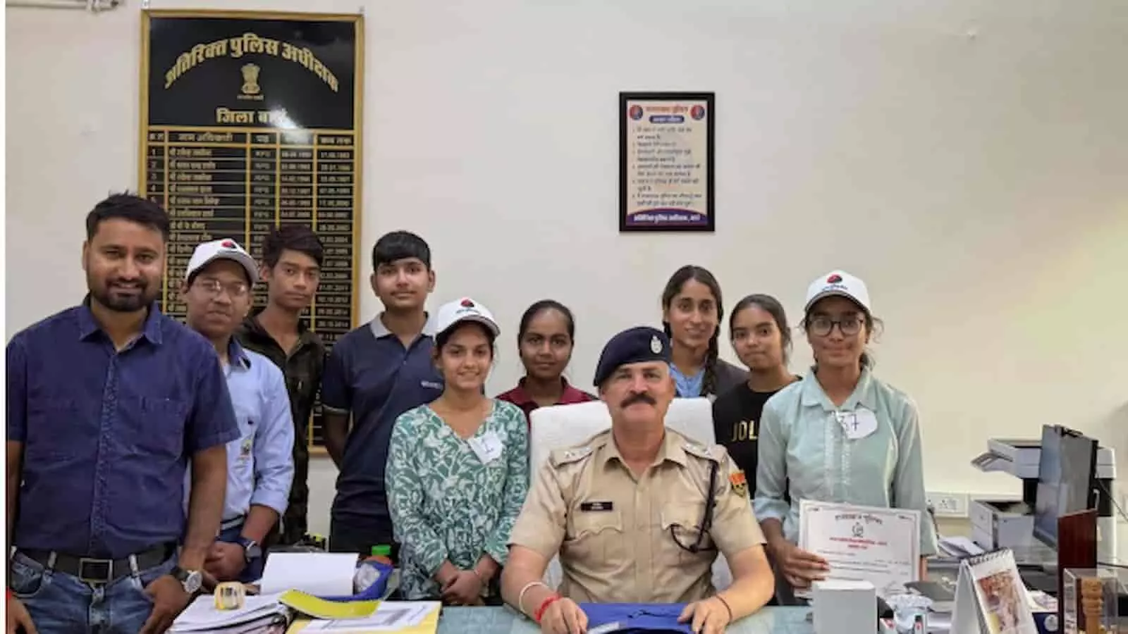 कोटा में पुलिस स्थापना दिवस क्विज प्रतियोगिता की विजेता छात्राएं अधिकारियों से पुरस्कार प्राप्त करते हुए।