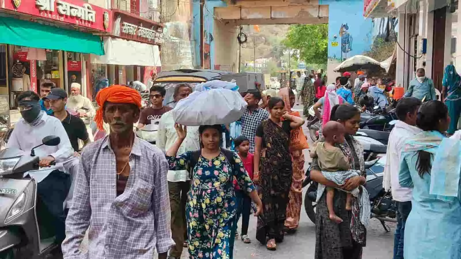 डूंगरपुर के माणक चौक बाजार में शादी की खरीदारी के लिए कपड़े की दुकान पर जुटी ग्राहकों की भीड़।