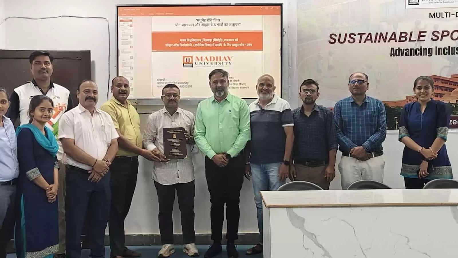 माधव विश्वविद्यालय सिरोही में पीएचडी उपाधि प्राप्त करने वाले शोधार्थी और शिक्षक शैक्षणिक कार्यक्रम के दौरान।