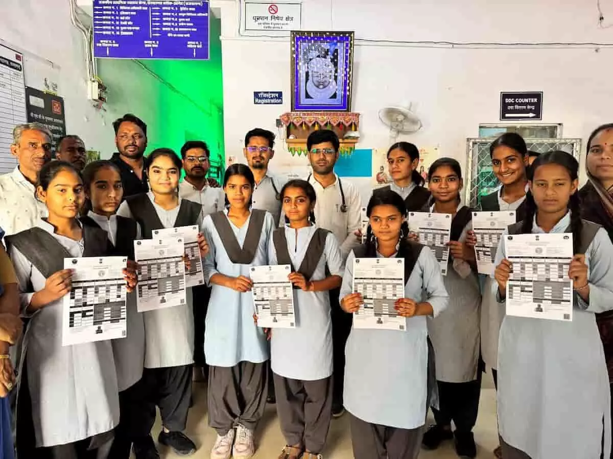 आमेट के सरकारी अस्पताल में स्वास्थ्य कर्मी द्वारा बालिका को सर्वाइकल कैंसर से बचाव की एचपीवी वैक्सीन लगाई जा रही है।