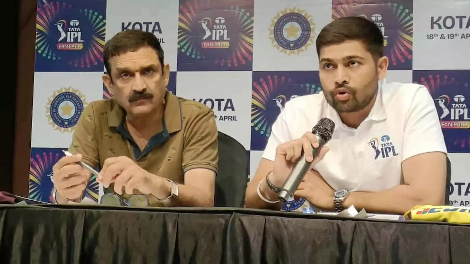 कोटा के जेके पवेलियन स्टेडियम में आईपीएल फैन पार्क के दौरान टी-शर्ट दिखाते दो पदाधिकारी। कोटा के जेके पवेलियन स्टेडियम में आईपीएल फैन पार्क के दौरान टी-शर्ट दिखाते दो पदाधिकारी।