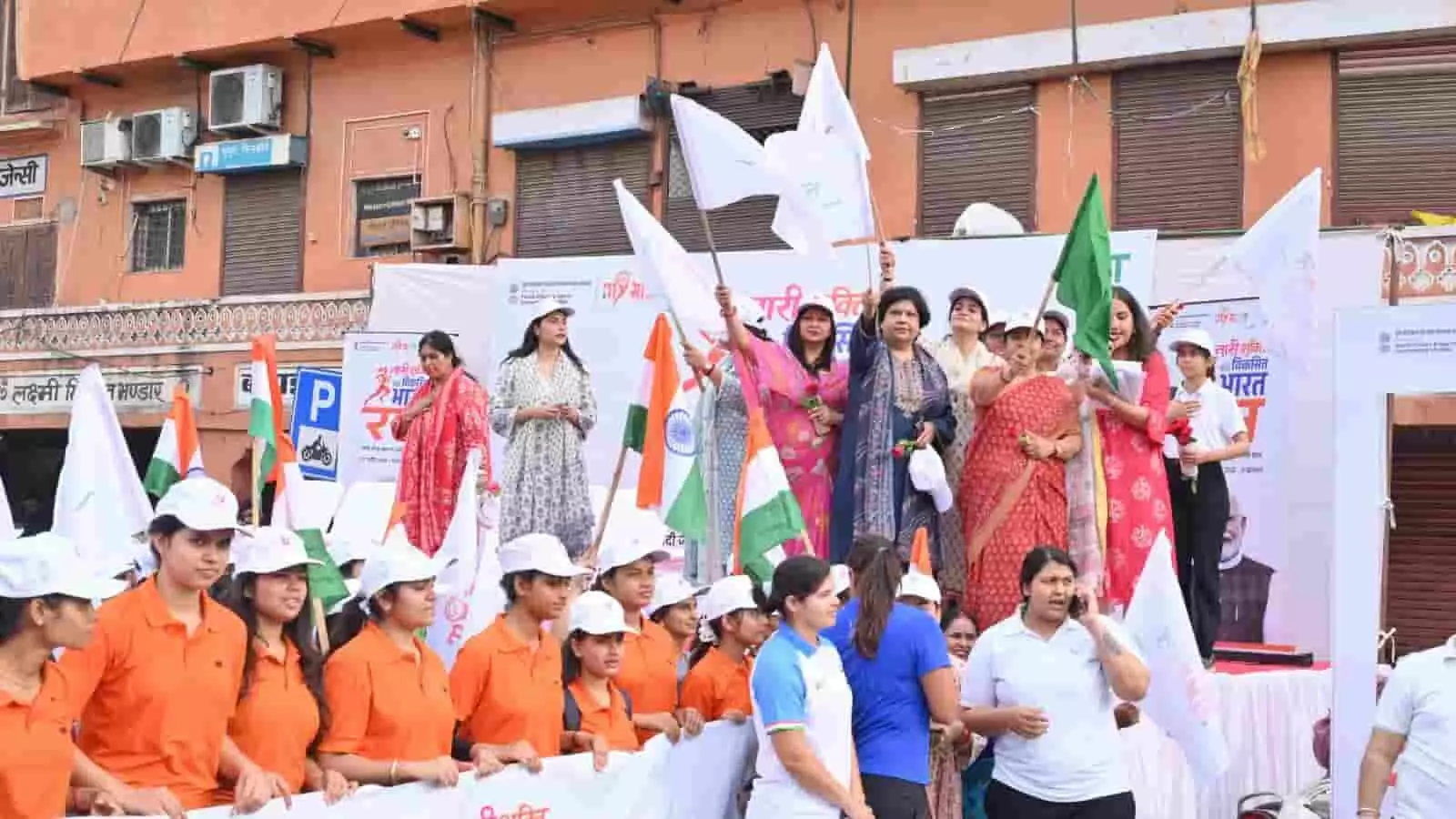जयपुर में आयोजित विकसित भारत रन के दौरान दौड़ती हुई सैकड़ों महिलाएं और युवतियां। जयपुर में आयोजित विकसित भारत रन के दौरान दौड़ती हुई सैकड़ों महिलाएं और युवतियां।