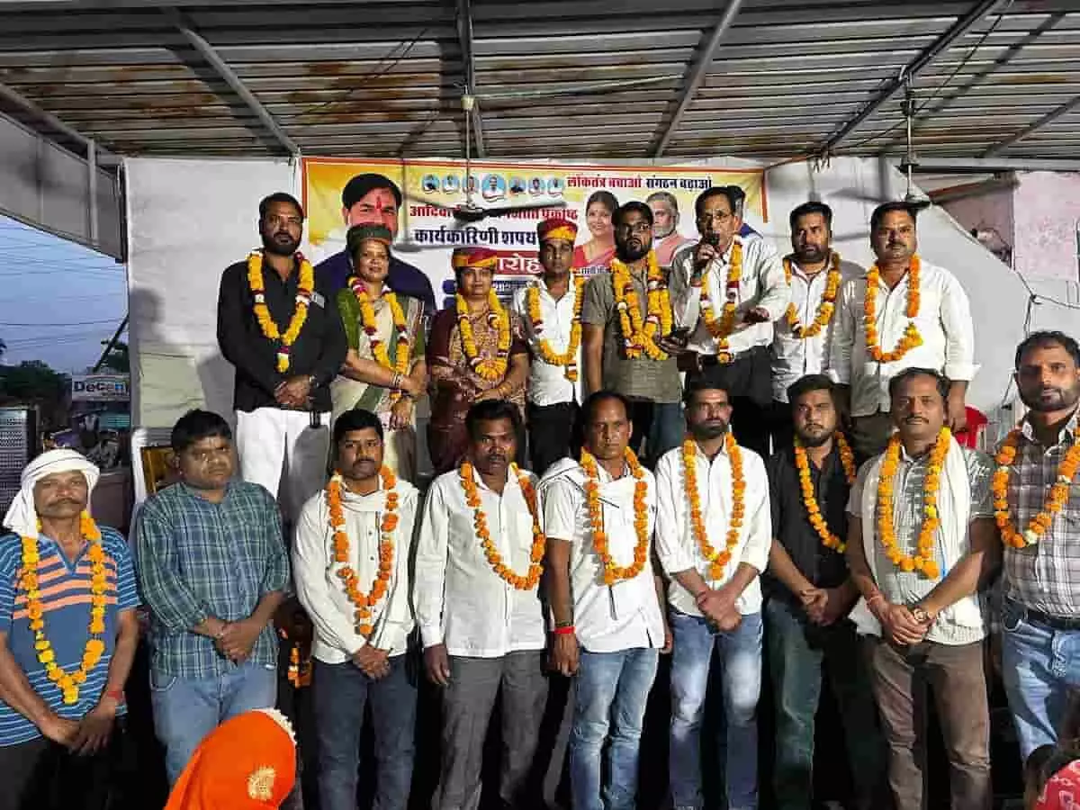 लाडपुरा कोटा में कांग्रेस एसटी प्रकोष्ठ के शपथ ग्रहण समारोह के दौरान मंच पर खड़े नेता और कार्यकर्ता। लाडपुरा कोटा में कांग्रेस एसटी प्रकोष्ठ के शपथ ग्रहण समारोह के दौरान मंच पर खड़े नेता और कार्यकर्ता।