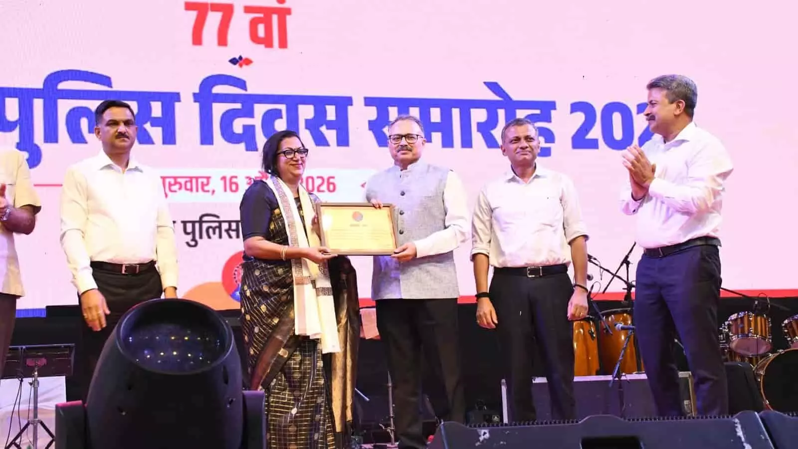 जयपुर में राजस्थान पुलिस स्थापना दिवस पर डीजीपी राजीव शर्मा नागरिक को प्रशस्ति पत्र देकर सम्मानित करते हुए। जयपुर में राजस्थान पुलिस स्थापना दिवस पर डीजीपी राजीव शर्मा नागरिक को प्रशस्ति पत्र देकर सम्मानित करते हुए।