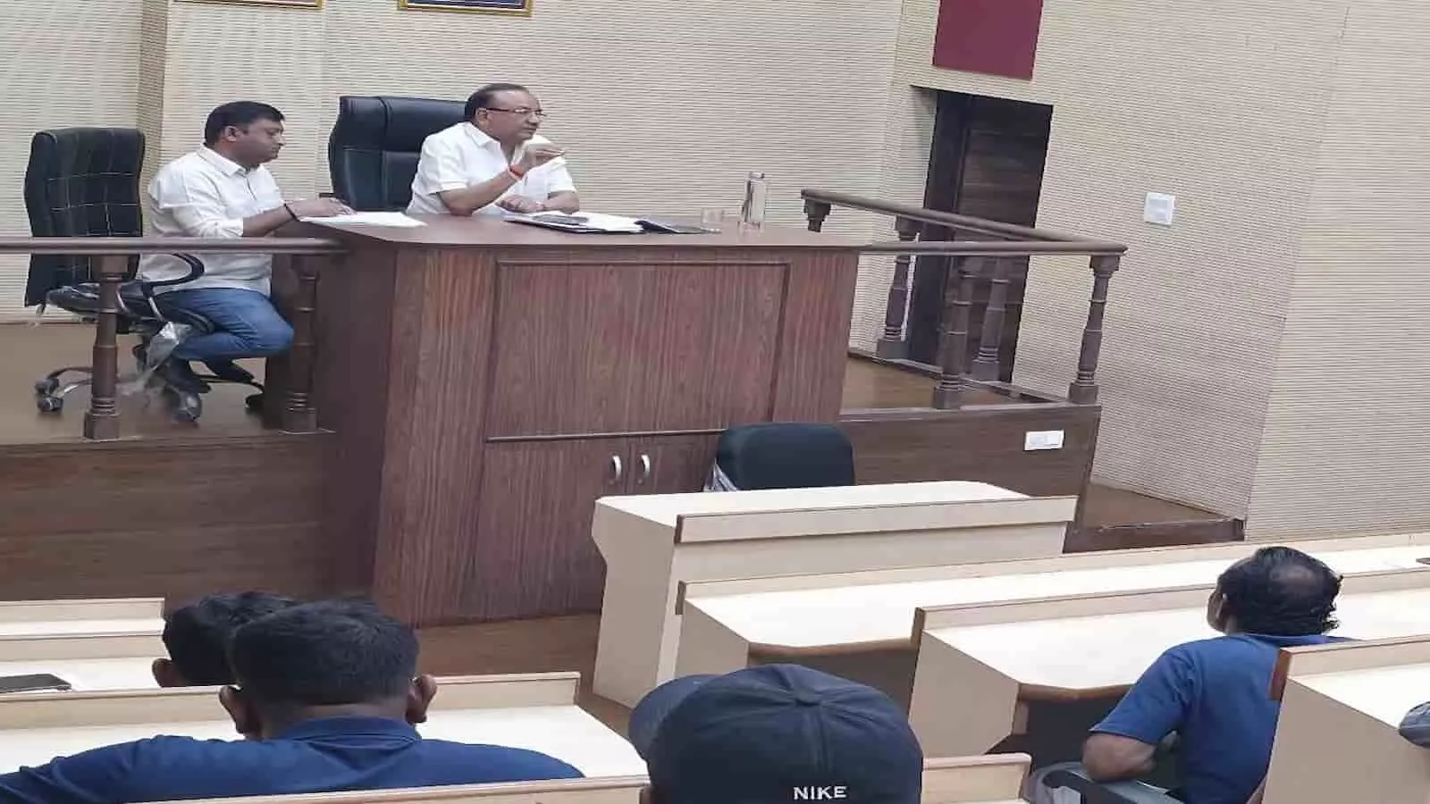 फलौदी नगरपरिषद सभागार में स्वच्छता समीक्षा बैठक की अध्यक्षता करते ब्रांड एंबेसडर केके गुप्ता और मौजूद अधिकारी। फलौदी नगरपरिषद सभागार में स्वच्छता समीक्षा बैठक की अध्यक्षता करते ब्रांड एंबेसडर केके गुप्ता और मौजूद अधिकारी।