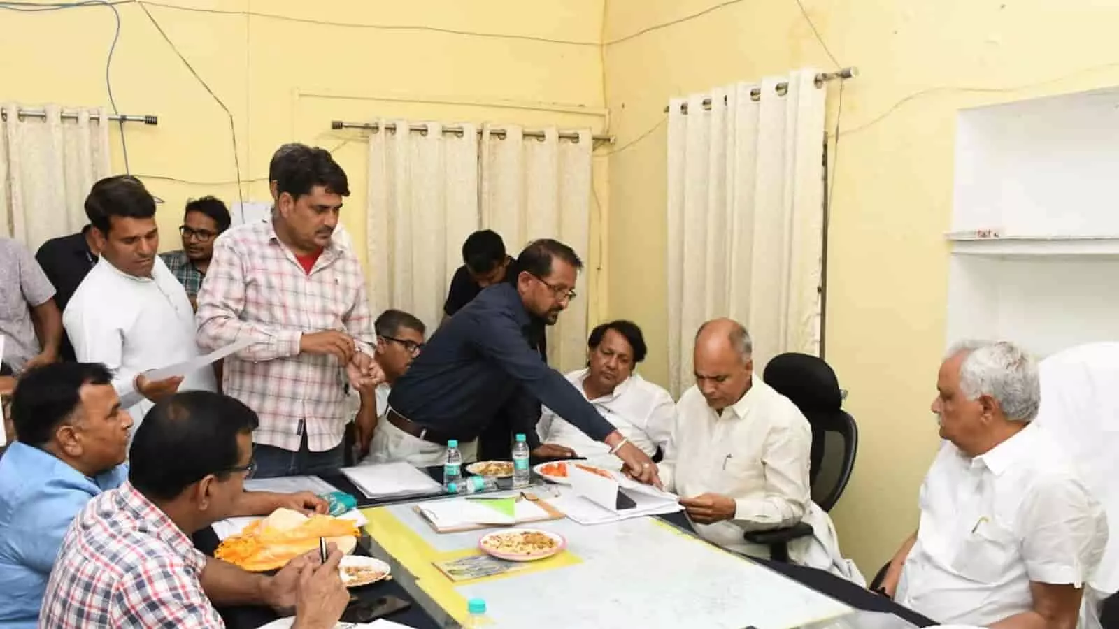 सवाई माधोपुर में जलदाय विभाग की बैठक के दौरान निर्देश देते मंत्री डॉ. किरोड़ी लाल मीणा और कन्हैया लाल चौधरी। सवाई माधोपुर में जलदाय विभाग की बैठक के दौरान निर्देश देते मंत्री डॉ. किरोड़ी लाल मीणा और कन्हैया लाल चौधरी।