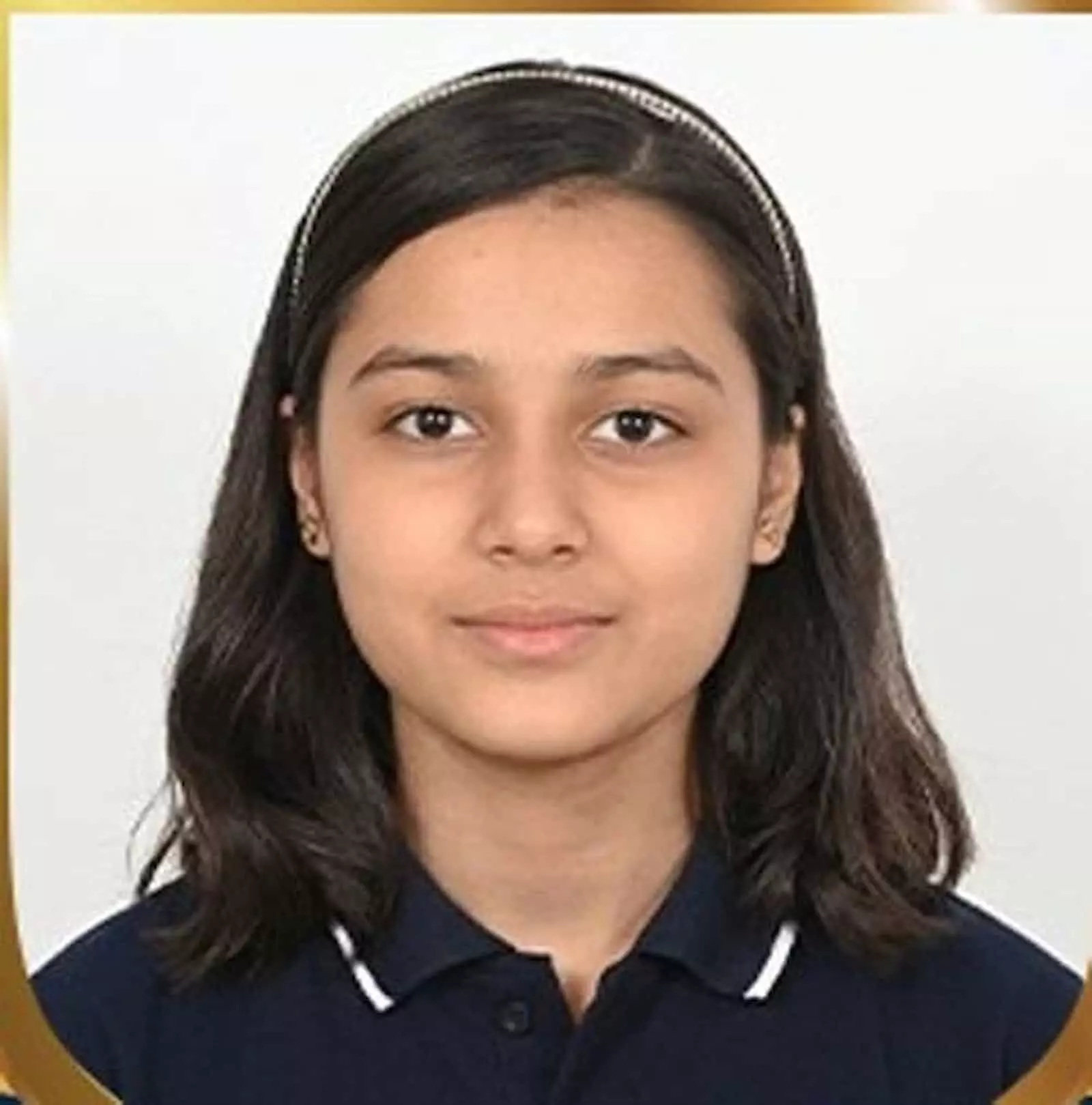 नीले रंग की टी-शर्ट पहने हुए छात्रा अवनी कपिला की पासपोर्ट साइज फोटो जो सीबीएसई टॉपर हैं। नीले रंग की टी-शर्ट पहने हुए छात्रा अवनी कपिला की पासपोर्ट साइज फोटो जो सीबीएसई टॉपर हैं।
