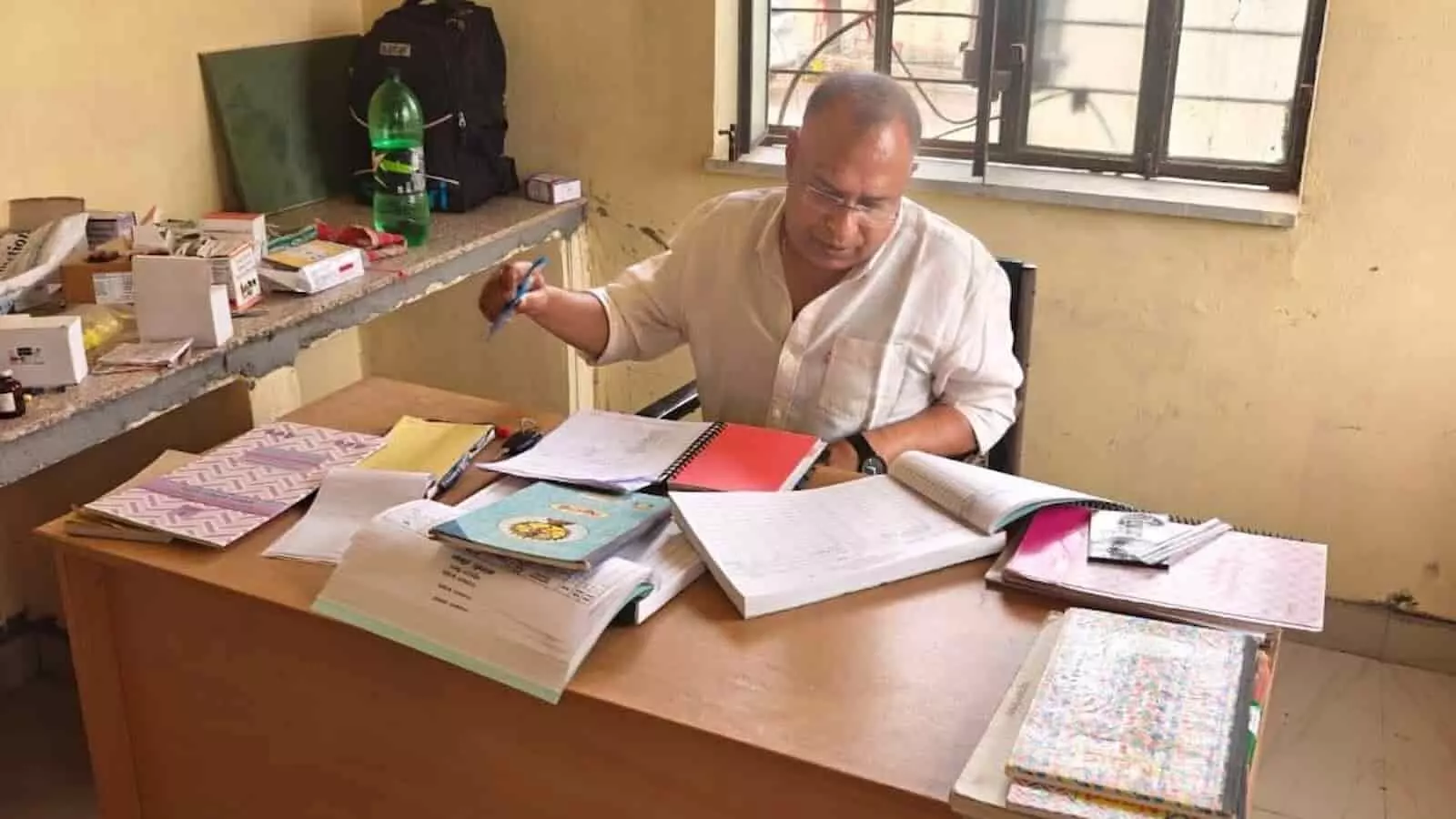 सवाई माधोपुर में संयुक्त निदेशक डॉ. राजीव गर्ग पशु चिकित्सालय में उपस्थिति पंजिका की जांच करते हुए। सवाई माधोपुर में संयुक्त निदेशक डॉ. राजीव गर्ग पशु चिकित्सालय में उपस्थिति पंजिका की जांच करते हुए।