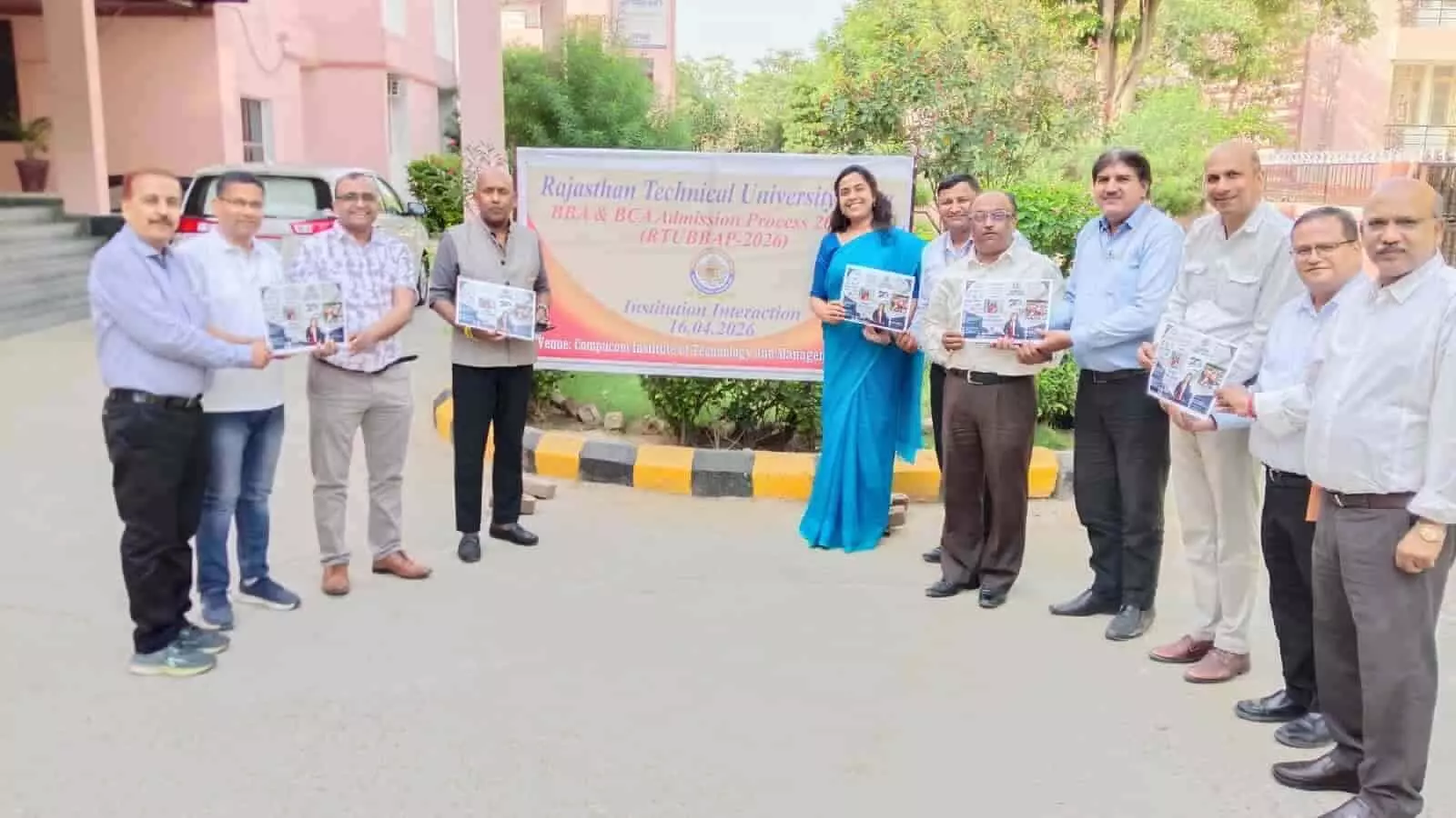 आरटीयू कुलगुरु और पदाधिकारी जयपुर में बीबीए और बीसीए प्रवेश प्रक्रिया का पोस्टर विमोचन करते हुए। आरटीयू कुलगुरु और पदाधिकारी जयपुर में बीबीए और बीसीए प्रवेश प्रक्रिया का पोस्टर विमोचन करते हुए।