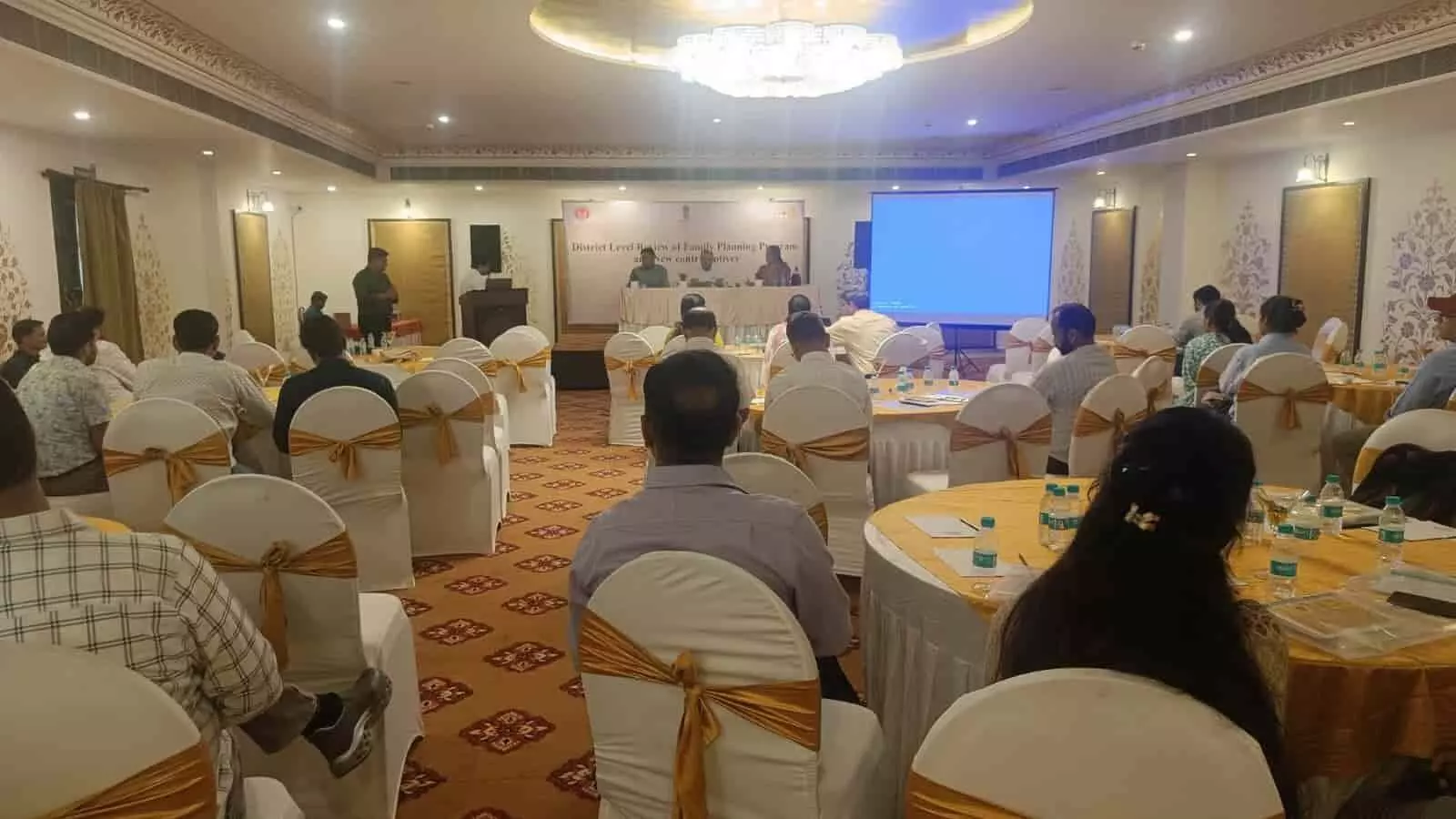 सवाई माधोपुर में 17 अप्रैल को आयोजित जिला स्तरीय समीक्षा बैठक में सीएमएचओ डॉ. अनिल कुमार जेमिनी, यूएनएफपीए प्रतिनिधि और चिकित्सा अधिकारी परिवार नियोजन संकेतकों पर चर्चा करते हुए। सवाई माधोपुर में 17 अप्रैल को आयोजित जिला स्तरीय समीक्षा बैठक में सीएमएचओ डॉ. अनिल कुमार जेमिनी, यूएनएफपीए प्रतिनिधि और चिकित्सा अधिकारी परिवार नियोजन संकेतकों पर चर्चा करते हुए।
