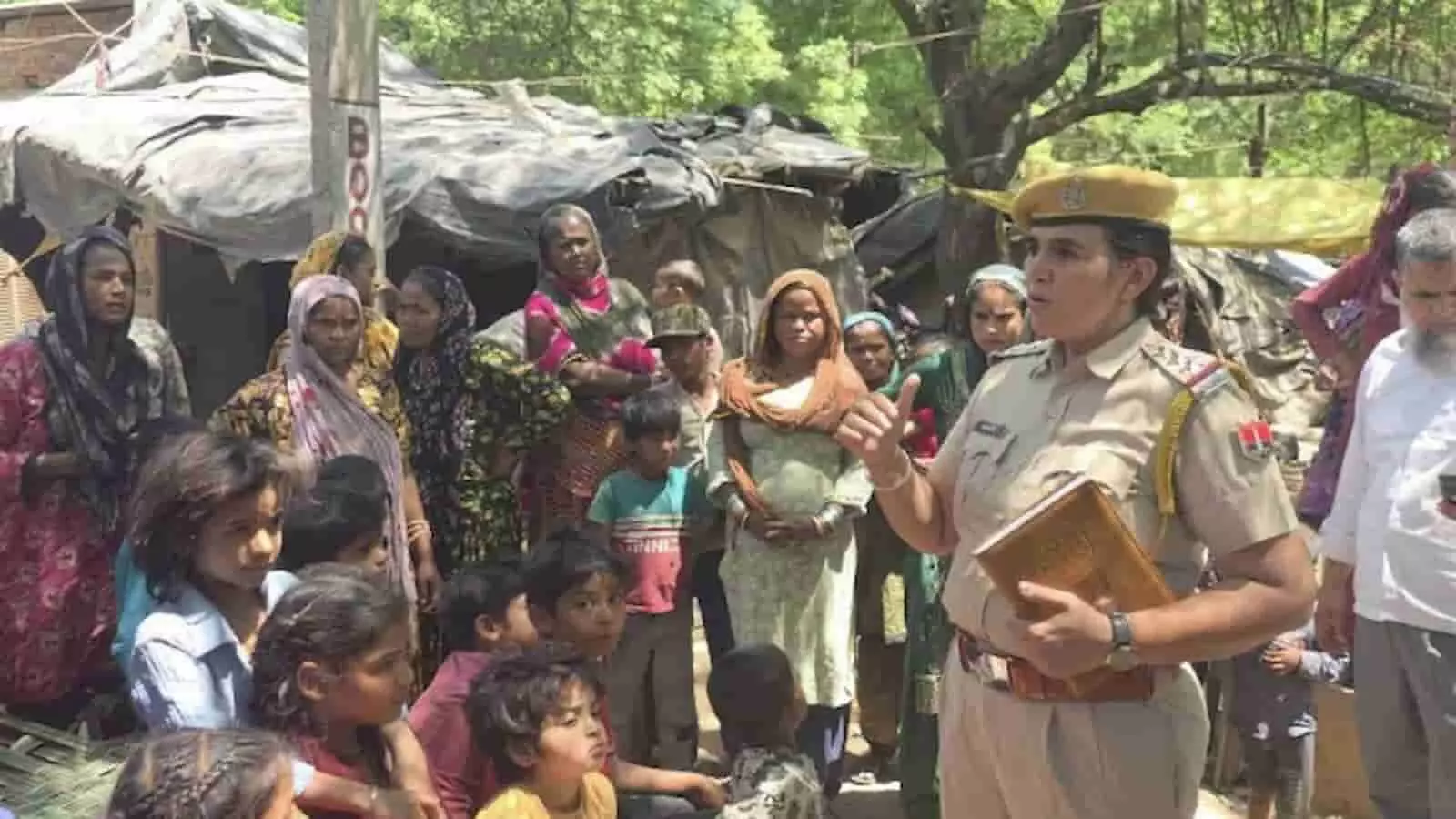 सवाई माधोपुर के मानटाउन स्कूल में पुलिस अधिकारी छात्राओं को आत्मरक्षा और नवीन कानूनों की जानकारी देते हुए। सवाई माधोपुर के मानटाउन स्कूल में पुलिस अधिकारी छात्राओं को आत्मरक्षा और नवीन कानूनों की जानकारी देते हुए।