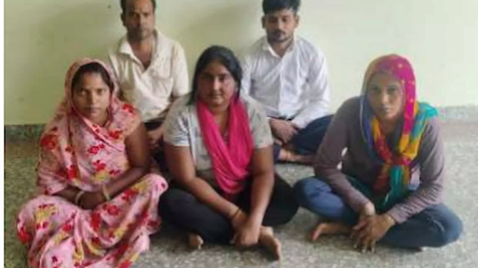 गंगापुर सिटी पुलिस की गिरफ्त में खड़े लुटेरी दुल्हन गैंग के पांच आरोपी आरोपी पुलिसकर्मी उदेई मोड थाना गंगापुर सिटी पुलिस की गिरफ्त में खड़े लुटेरी दुल्हन गैंग के पांच आरोपी आरोपी पुलिसकर्मी उदेई मोड थाना