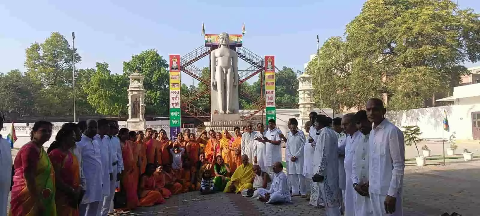 दिल्ली में संसद भवन के सामने खड़े होकर फोटो खिंचवाते कोटा जैन महिला समिति के पदाधिकारी और सदस्य।