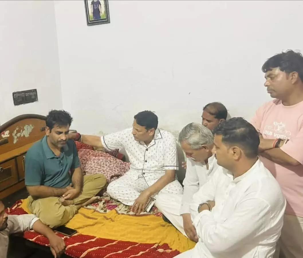 बारां में शोक संतप्त परिवार के साथ बैठे पूर्व मंत्री प्रमोद जैन भाया और अन्य लोग।