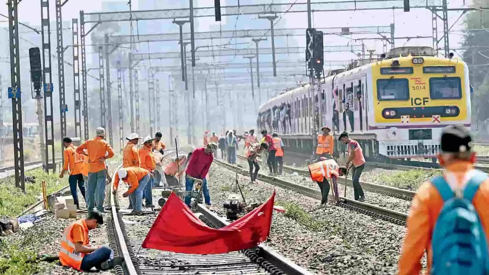 मुंबई रेलवे ट्रैक पर रखरखाव का कार्य करते कर्मचारी और खड़ी लोकल ट्रेन का दृश्य।