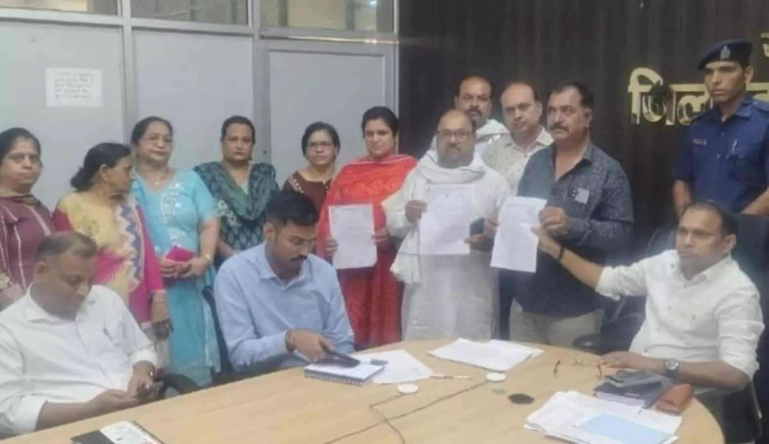बारां कलेक्ट्रेट में ज्ञापन सौंपते पंजाबी समाज के प्रतिनिधि और प्रशासनिक अधिकारी।