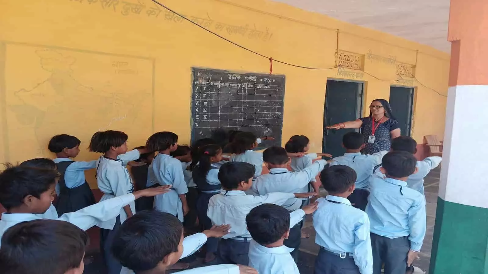 सलूम्बर के स्कूल में बाल विवाह रोकथाम अभियान के दौरान शपथ लेते विद्यार्थी और महिला अधिकारिता विभाग के कर्मचारी। सलूम्बर के स्कूल में बाल विवाह रोकथाम अभियान के दौरान शपथ लेते विद्यार्थी और महिला अधिकारिता विभाग के कर्मचारी।