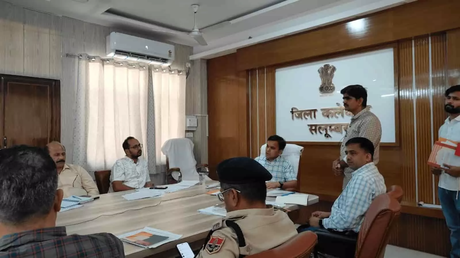 सलूम्बर कलेक्ट्रेट सभागार में जनसुनवाई के दौरान अधिकारियों के साथ बैठे अतिरिक्त जिला कलक्टर डॉ. दिनेश राय सापेला। सलूम्बर कलेक्ट्रेट सभागार में जनसुनवाई के दौरान अधिकारियों के साथ बैठे अतिरिक्त जिला कलक्टर डॉ. दिनेश राय सापेला।