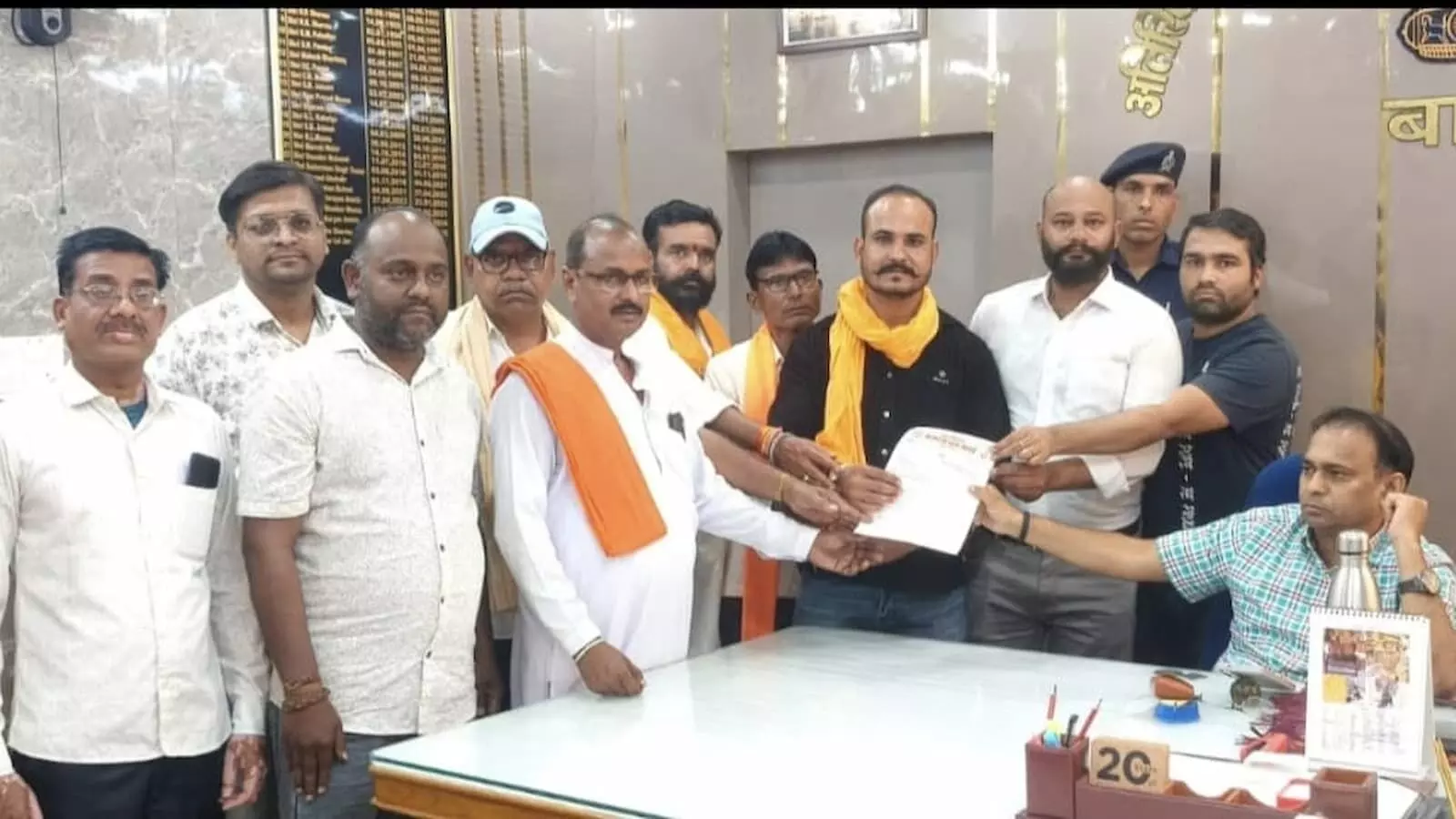 बारां में विहिप और बजरंग दल के कार्यकर्ता कार्यवाहक जिला कलेक्टर को ज्ञापन सौंपते हुए।