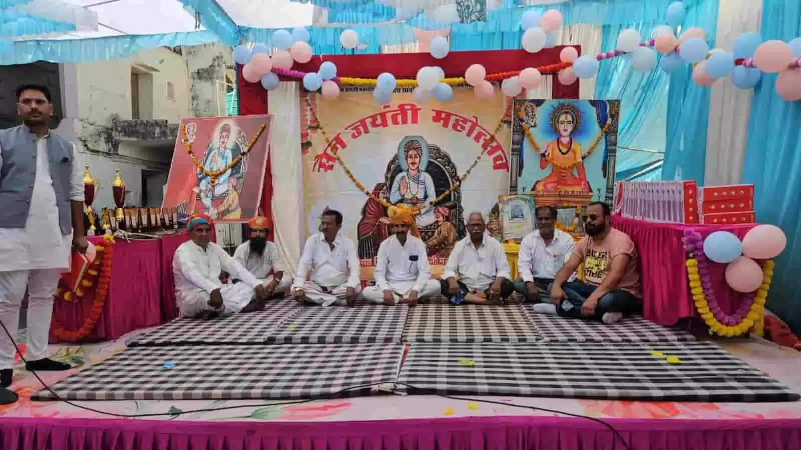 सलूम्बर के गांधी चौक में सैन जयंती पर भव्य शोभा यात्रा निकालते समाज के श्रद्धालु और भक्तगण। सलूम्बर के गांधी चौक में सैन जयंती पर भव्य शोभा यात्रा निकालते समाज के श्रद्धालु और भक्तगण।