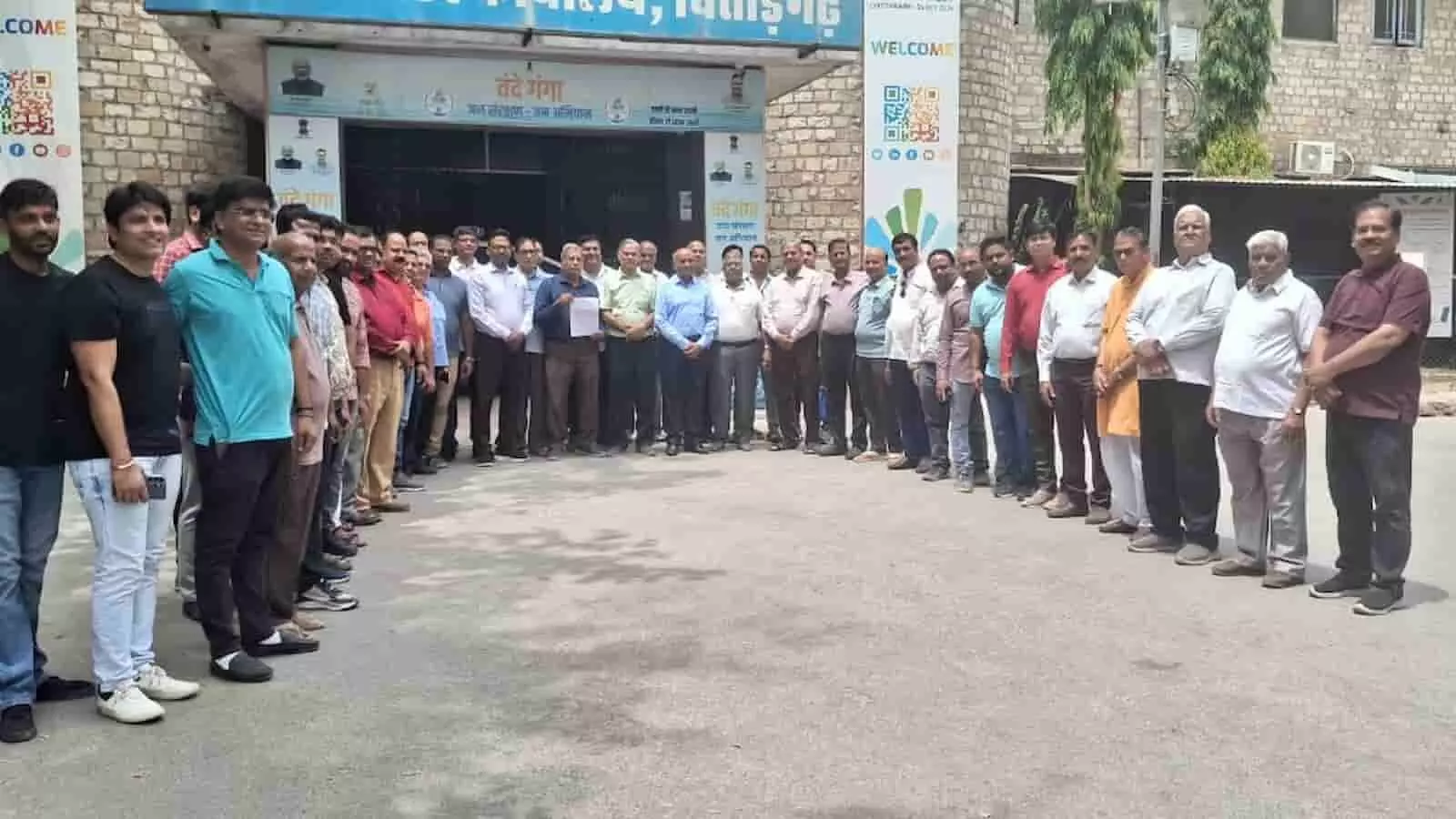 चित्तौड़गढ़ दुर्ग के जैन मंदिर में चोरी के बाद टूटे हुए ताले और खाली बेदी की जांच करती पुलिस टीम। चित्तौड़गढ़ दुर्ग के जैन मंदिर में चोरी के बाद टूटे हुए ताले और खाली बेदी की जांच करती पुलिस टीम।