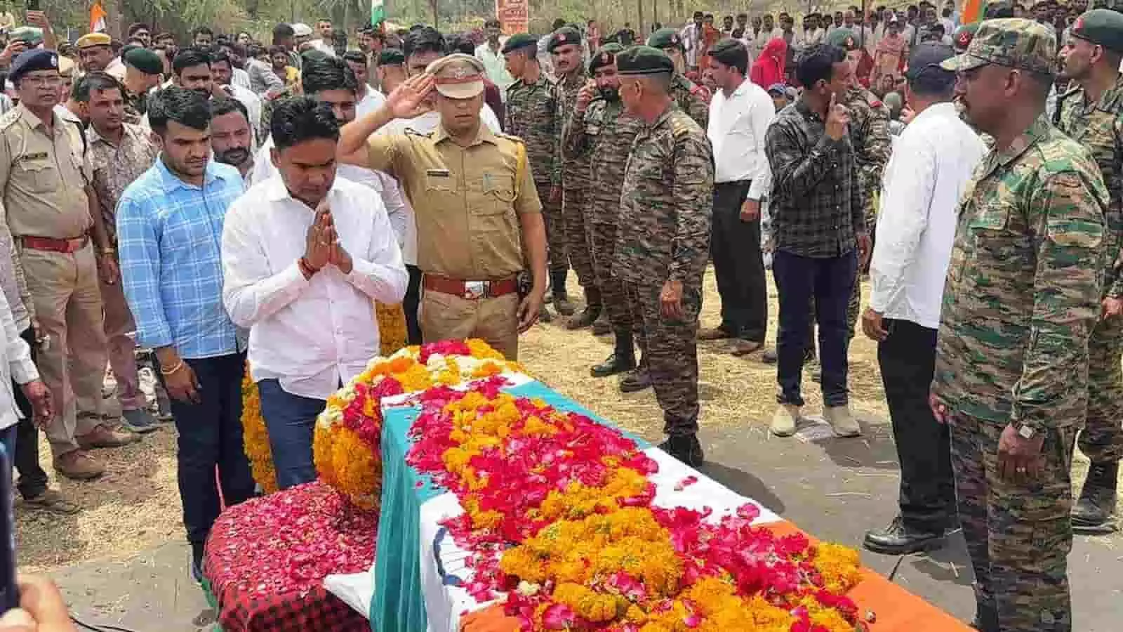 चित्तौड़गढ़ के धीरजी का खेड़ा में सेना के जवान पहलवान गुर्जर की तिरंगा यात्रा और अंतिम संस्कार का दृश्य। चित्तौड़गढ़ के धीरजी का खेड़ा में सेना के जवान पहलवान गुर्जर की तिरंगा यात्रा और अंतिम संस्कार का दृश्य।