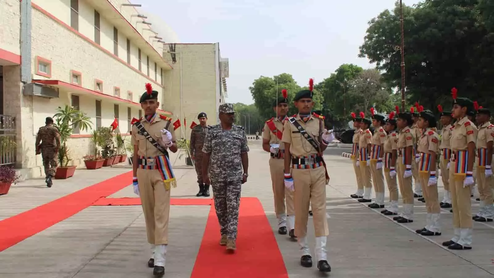 सैनिक स्कूल चित्तौड़गढ़ में एयर कमोडोर संपत कुमार आनंद कैडेट्स द्वारा दिए गए गार्ड ऑफ ऑनर का निरीक्षण करते हुए। सैनिक स्कूल चित्तौड़गढ़ में एयर कमोडोर संपत कुमार आनंद कैडेट्स द्वारा दिए गए गार्ड ऑफ ऑनर का निरीक्षण करते हुए।