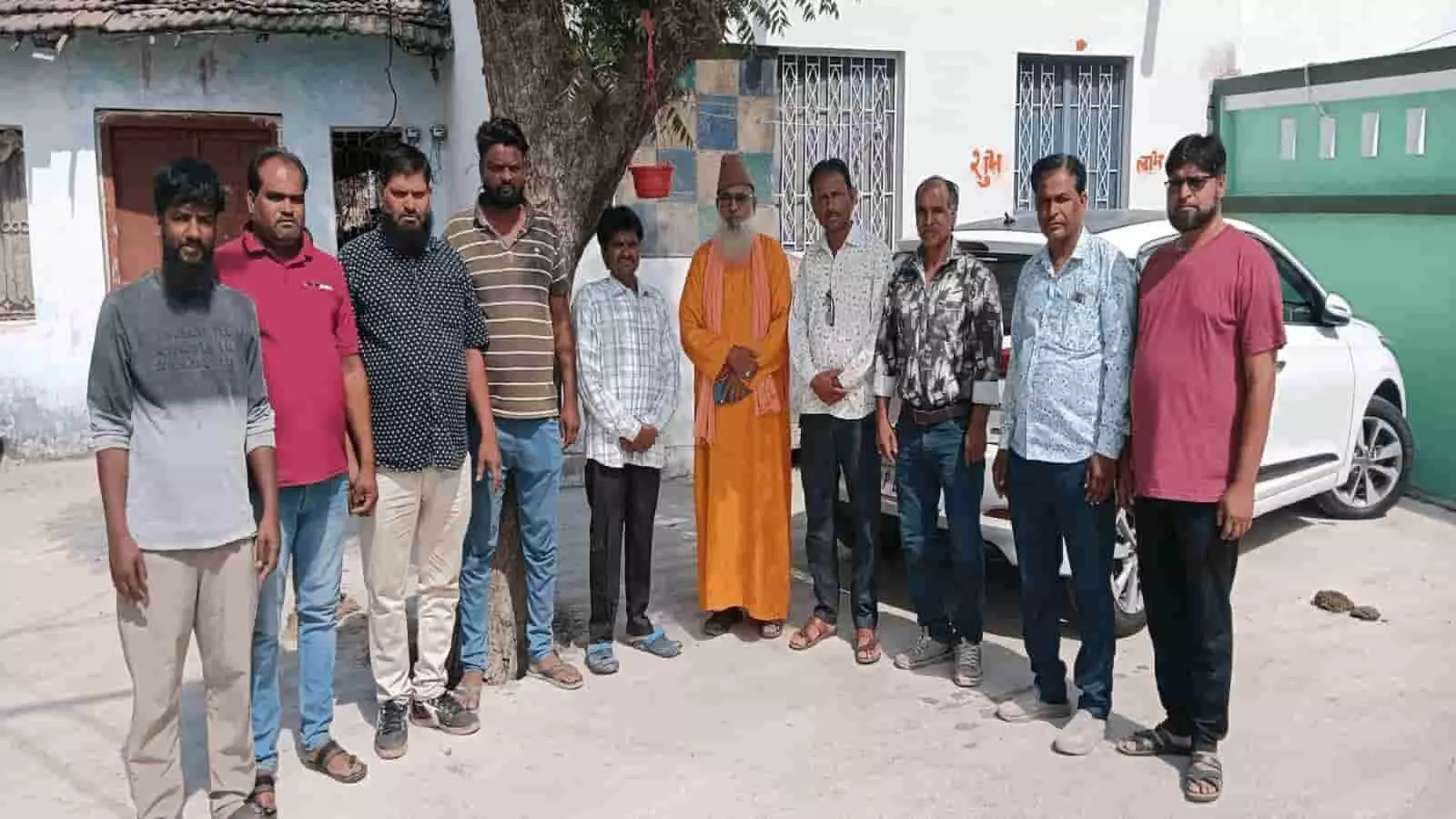 चित्तौड़गढ़ के गणेशपुरा में अन्जुमन संस्था के सदस्य पक्षियों के लिए पेड़ पर पानी का परिंडा बांधते हुए। चित्तौड़गढ़ के गणेशपुरा में अन्जुमन संस्था के सदस्य पक्षियों के लिए पेड़ पर पानी का परिंडा बांधते हुए।