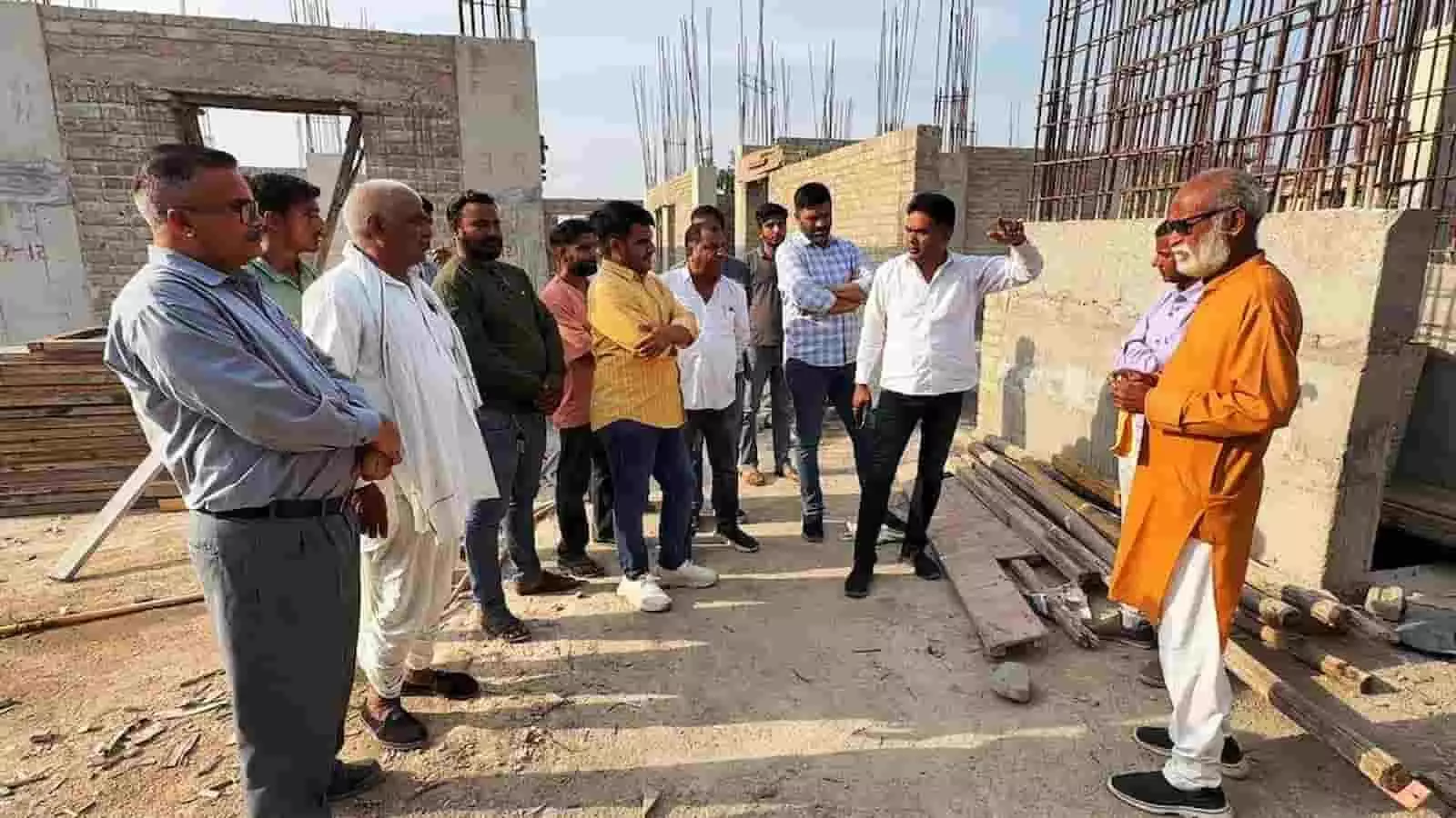 भदेसर में निर्माणाधीन राजकीय महाविद्यालय भवन का निरीक्षण करते विधायक चंद्रभान सिंह आक्या और भाजपा कार्यकर्ता। भदेसर में निर्माणाधीन राजकीय महाविद्यालय भवन का निरीक्षण करते विधायक चंद्रभान सिंह आक्या और भाजपा कार्यकर्ता।