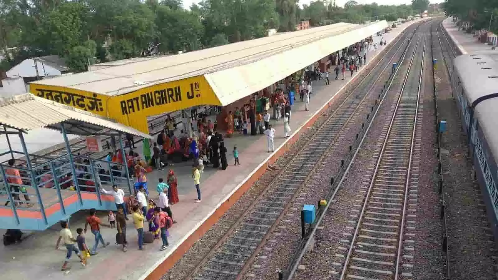 राजस्थान के चूरू रतनगढ़ रेलखंड पर विद्युतीकृत दोहरी रेलवे लाइन से गुजरती हुई यात्री ट्रेन। राजस्थान के चूरू रतनगढ़ रेलखंड पर विद्युतीकृत दोहरी रेलवे लाइन से गुजरती हुई यात्री ट्रेन।
