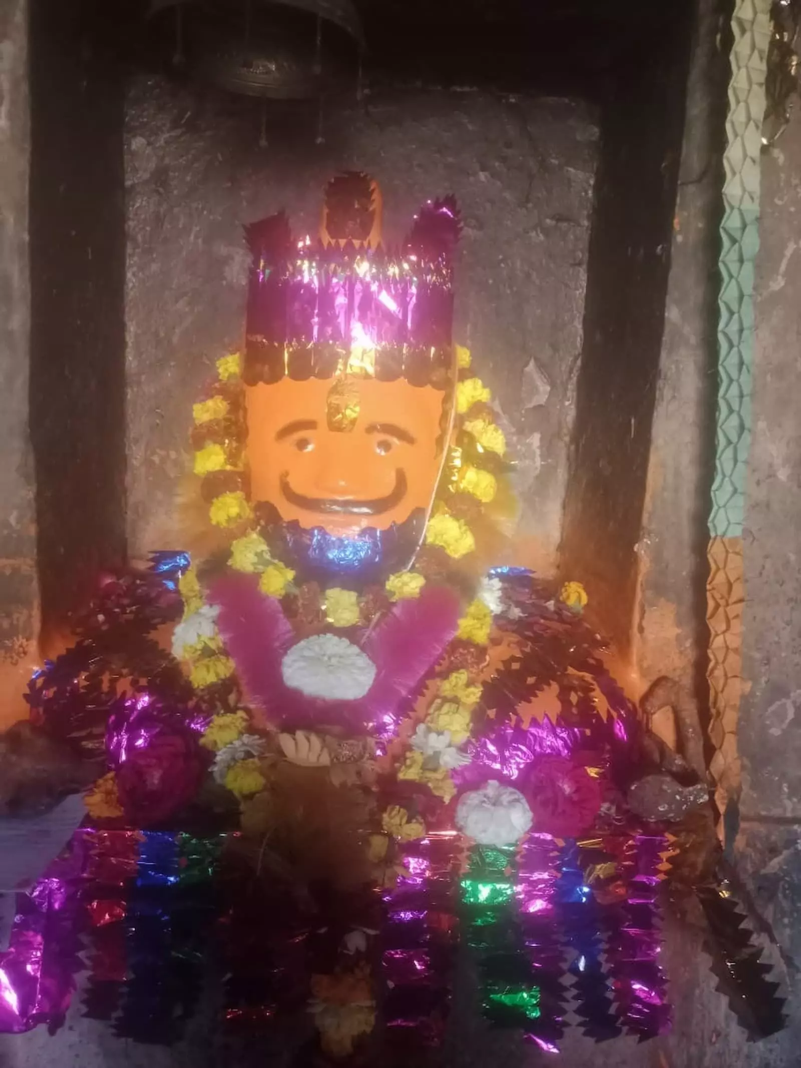 नरहरपुर के मंदिर में फूलों और चमकीली पोशाक से सजी बाबा काल भैरव की प्रतिमा। नरहरपुर के मंदिर में फूलों और चमकीली पोशाक से सजी बाबा काल भैरव की प्रतिमा।