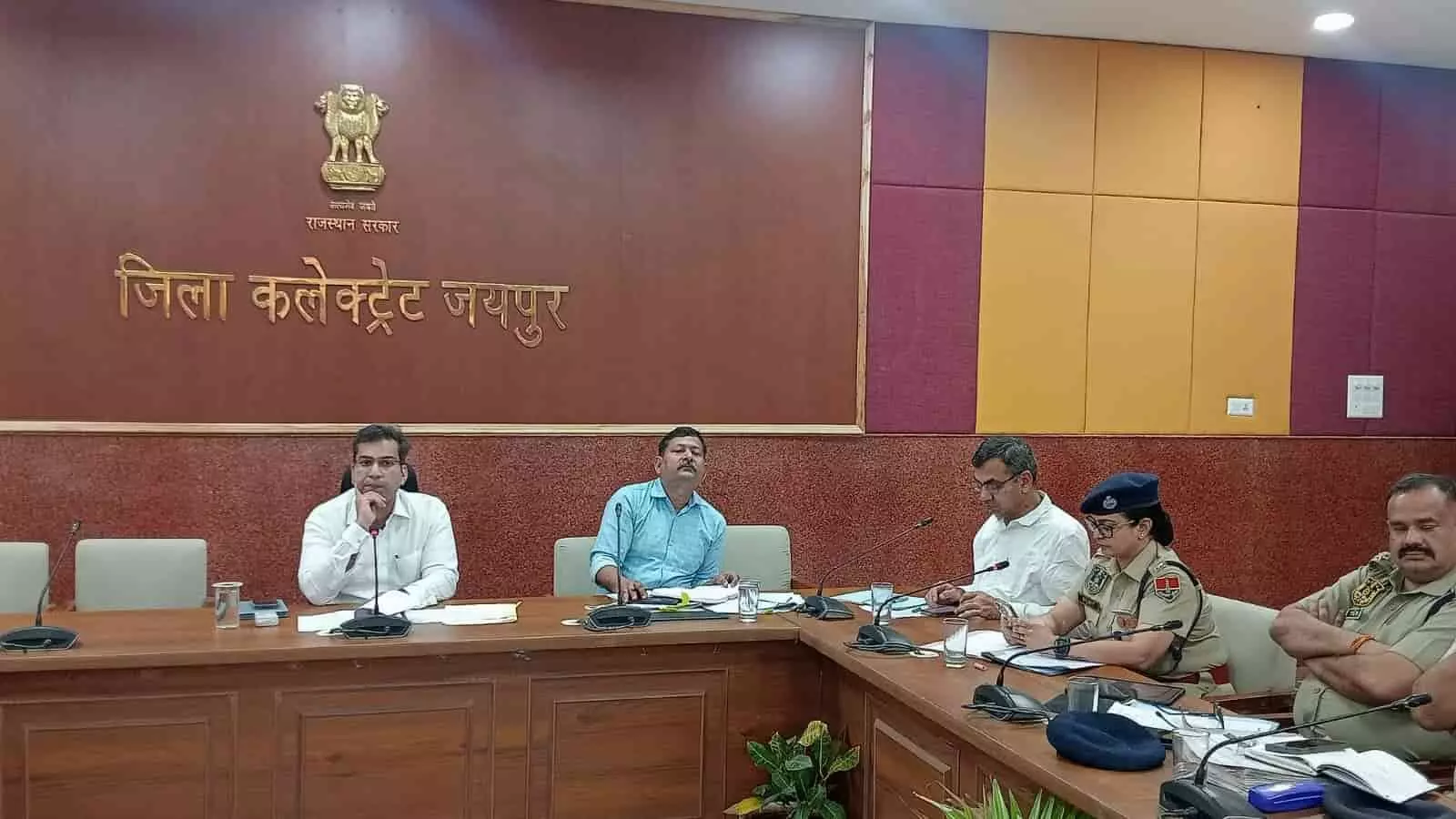 जयपुर कलेक्ट्रेट सभागार में जिला कलक्टर संदेश नायक सड़क सुरक्षा समिति की बैठक की अध्यक्षता करते हुए।