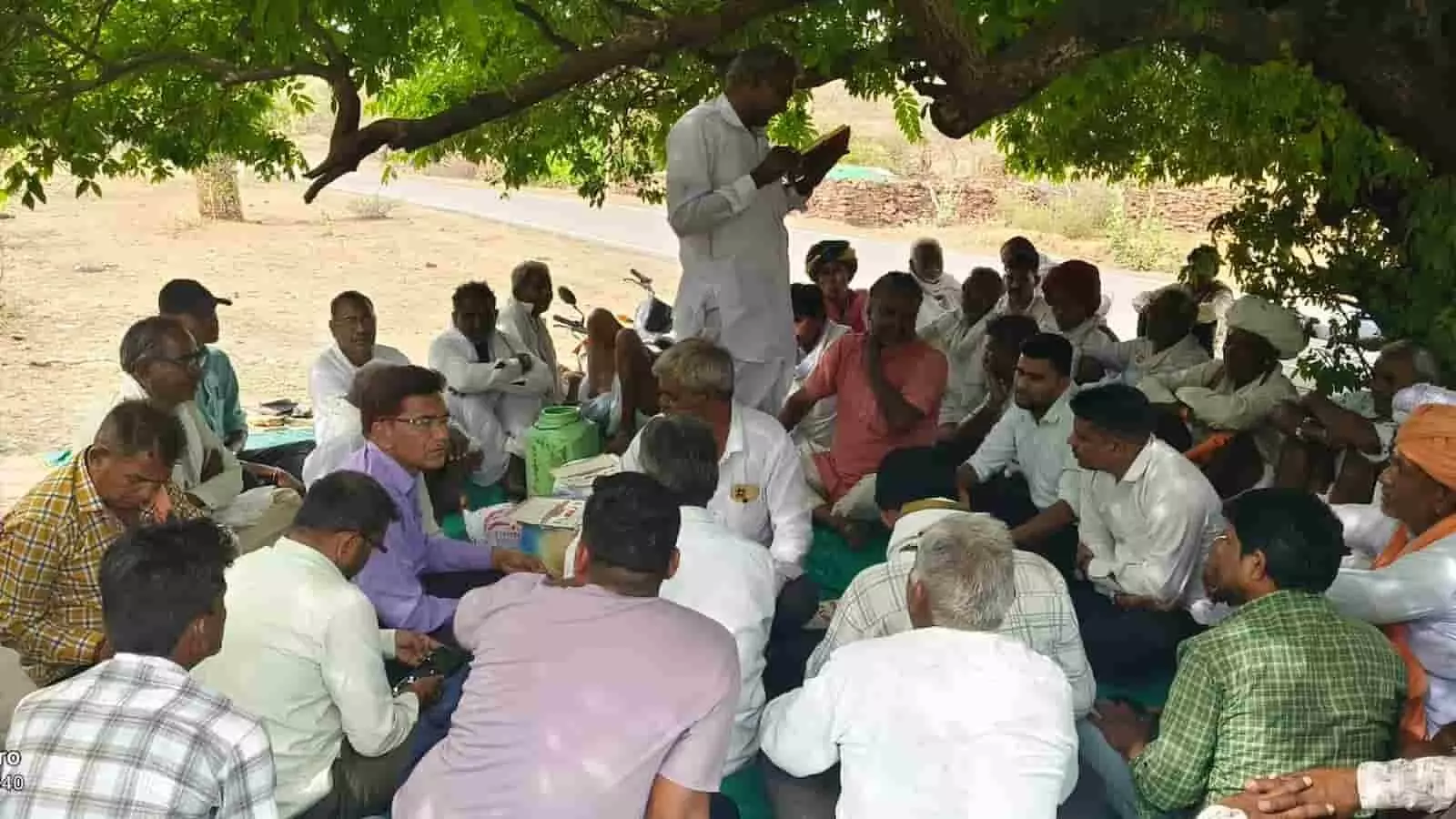 जोगणिया माता धर्मशाला में सामूहिक विवाह की बैठक में चर्चा करते बैरवा समाज के सदस्य और पदाधिकारी। जोगणिया माता धर्मशाला में सामूहिक विवाह की बैठक में चर्चा करते बैरवा समाज के सदस्य और पदाधिकारी।