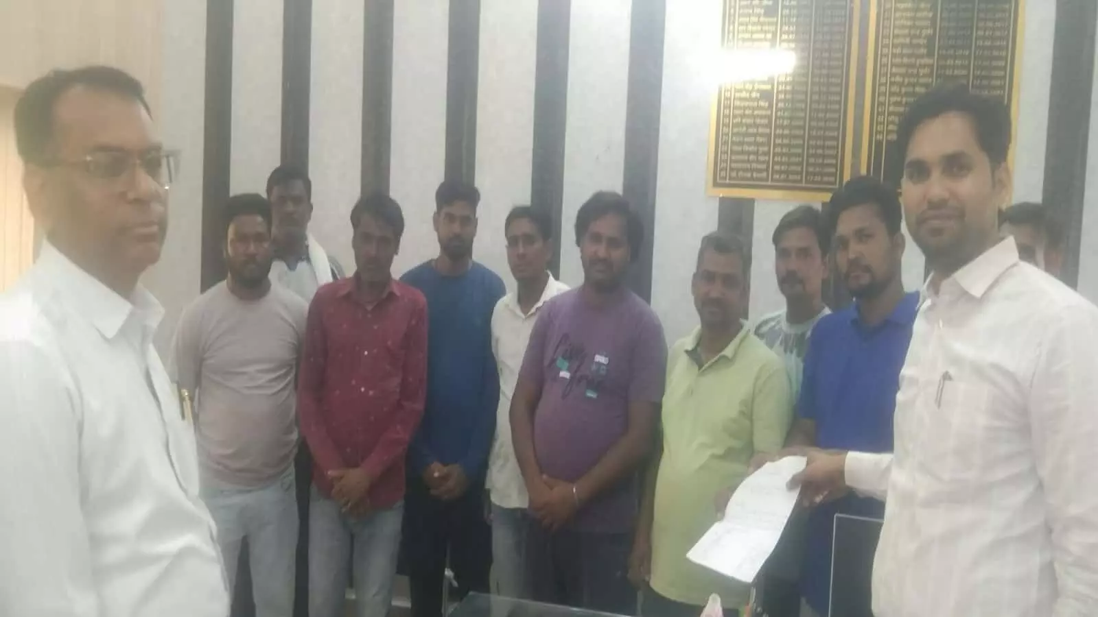बेगूं नगर पालिका परिसर में अपनी मांगों को लेकर प्रदर्शन करते सफाई कर्मचारी और ज्ञापन सौंपने का दृश्य। बेगूं नगर पालिका परिसर में अपनी मांगों को लेकर प्रदर्शन करते सफाई कर्मचारी और ज्ञापन सौंपने का दृश्य।