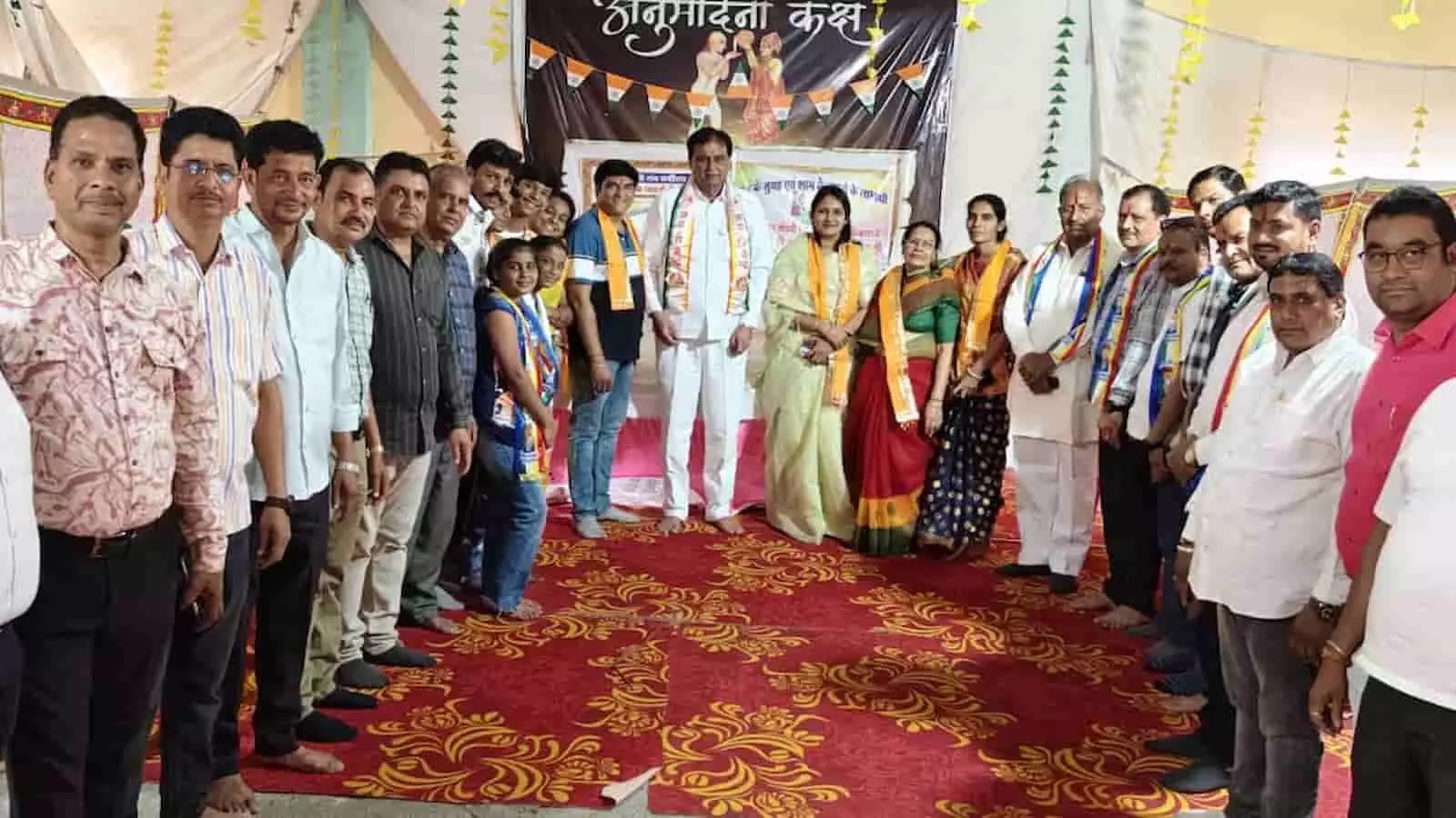 निंबाहेड़ा के चंदनबाला भवन में वर्षीतप पारणा के दौरान धार्मिक अनुष्ठान करते जैन समाज के श्रद्धालु और अतिथि। निंबाहेड़ा के चंदनबाला भवन में वर्षीतप पारणा के दौरान धार्मिक अनुष्ठान करते जैन समाज के श्रद्धालु और अतिथि।