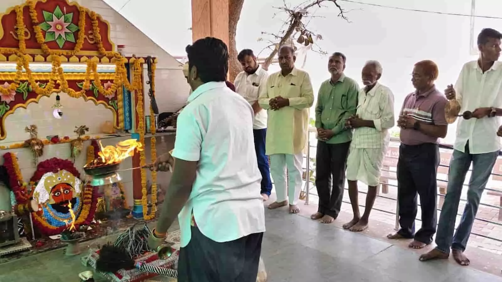 श्री निमड़िया भैरव देव मंदिर निंबाहेड़ा में पाक्षिक गादी के दौरान दर्शन करते श्रद्धालु और पुजारी। श्री निमड़िया भैरव देव मंदिर निंबाहेड़ा में पाक्षिक गादी के दौरान दर्शन करते श्रद्धालु और पुजारी।