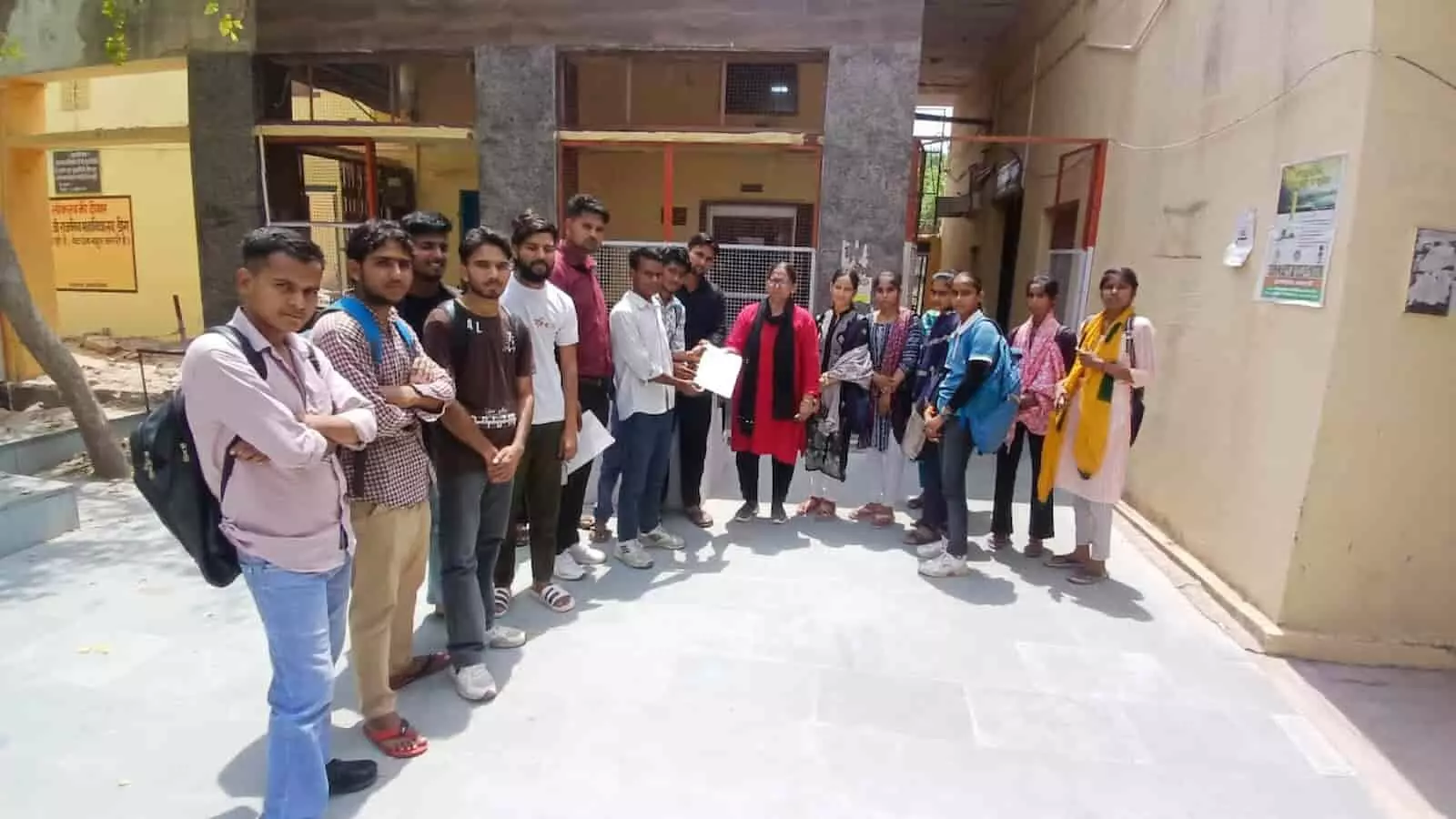 एमएजे राजकीय महाविद्यालय डीग में छात्र संगठन एनएसयूआई के कार्यकर्ता उप प्राचार्य को ज्ञापन सौंपते हुए।