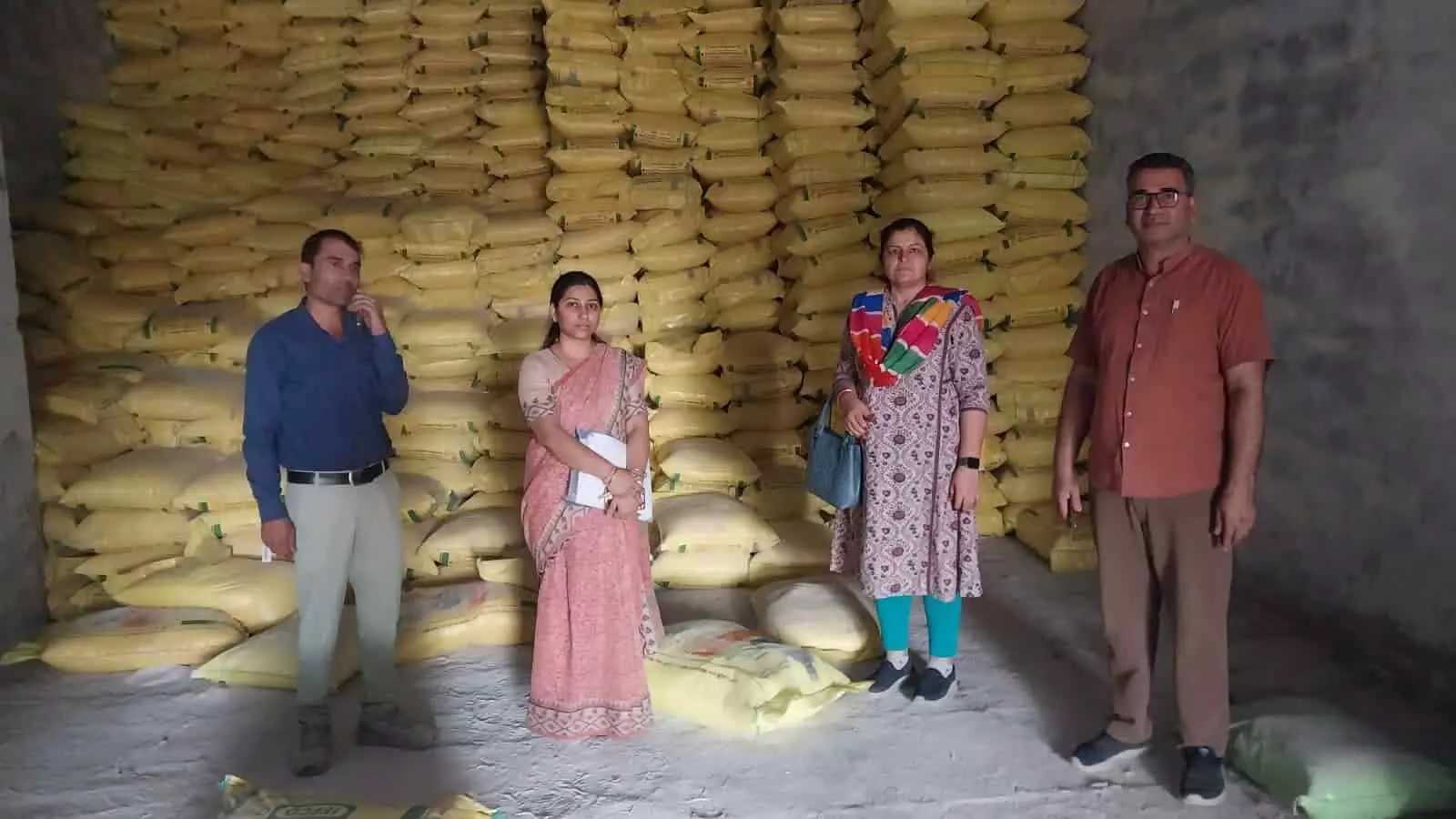 चित्तौड़गढ़ में कृषि विभाग के अधिकारी यूरिया उर्वरक के स्टॉक रजिस्टर और पॉस मशीन की जांच कर रहे हैं। चित्तौड़गढ़ में कृषि विभाग के अधिकारी यूरिया उर्वरक के स्टॉक रजिस्टर और पॉस मशीन की जांच कर रहे हैं।