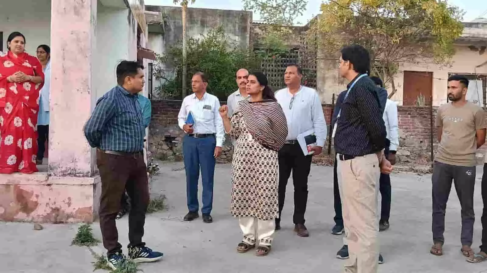 मंगलवाड़ सामुदायिक स्वास्थ्य केंद्र में व्यवस्थाओं का निरीक्षण करतीं जिला कलक्टर डॉ. मंजू और प्रशासनिक अमला मंगलवाड़ सामुदायिक स्वास्थ्य केंद्र में व्यवस्थाओं का निरीक्षण करतीं जिला कलक्टर डॉ. मंजू और प्रशासनिक अमला