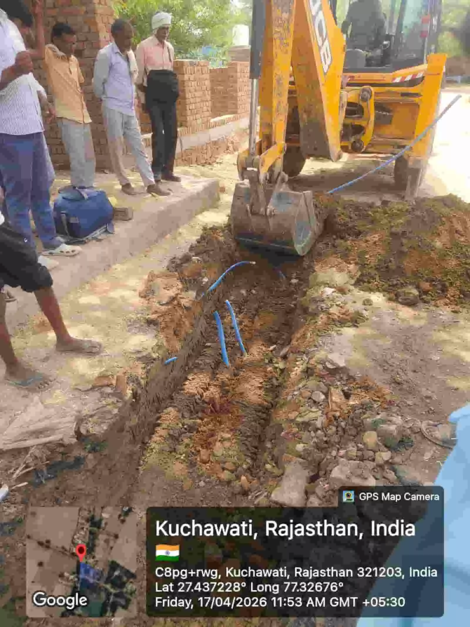 डीग जिले के कुचावटी ग्राम में शुक्रवार को चंबल परियोजना की मुख्य पाइपलाइन से अवैध कनेक्शन हटाती विभागीय टीम और जेसीबी मशीन।