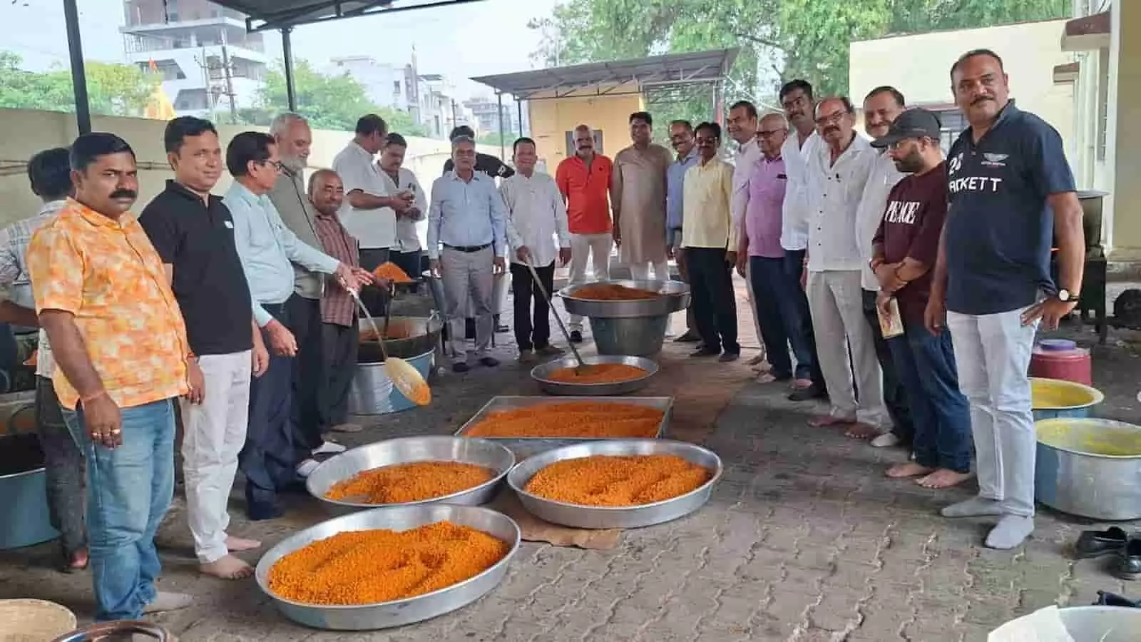 कोटा में भगवान परशुराम जन्मोत्सव शोभायात्रा की तैयारियों के दौरान केसरिया ध्वज थामे आयोजन समिति के सदस्य।