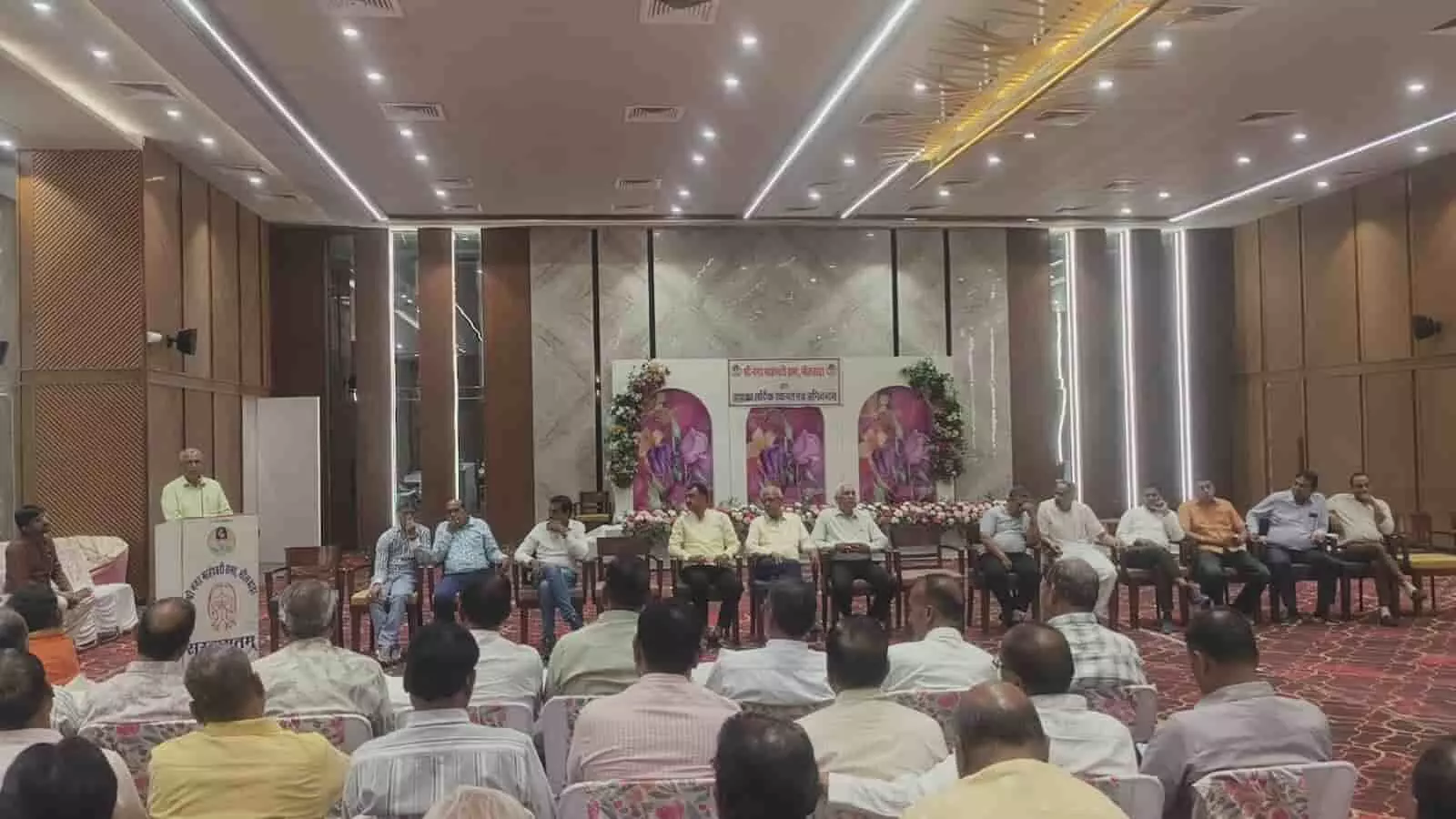 रामेश्वरम भवन भीलवाड़ा में महेश नवमी महोत्सव की बैठक में चर्चा करते श्री नगर माहेश्वरी सभा के पदाधिकारी और सदस्य। रामेश्वरम भवन भीलवाड़ा में महेश नवमी महोत्सव की बैठक में चर्चा करते श्री नगर माहेश्वरी सभा के पदाधिकारी और सदस्य।