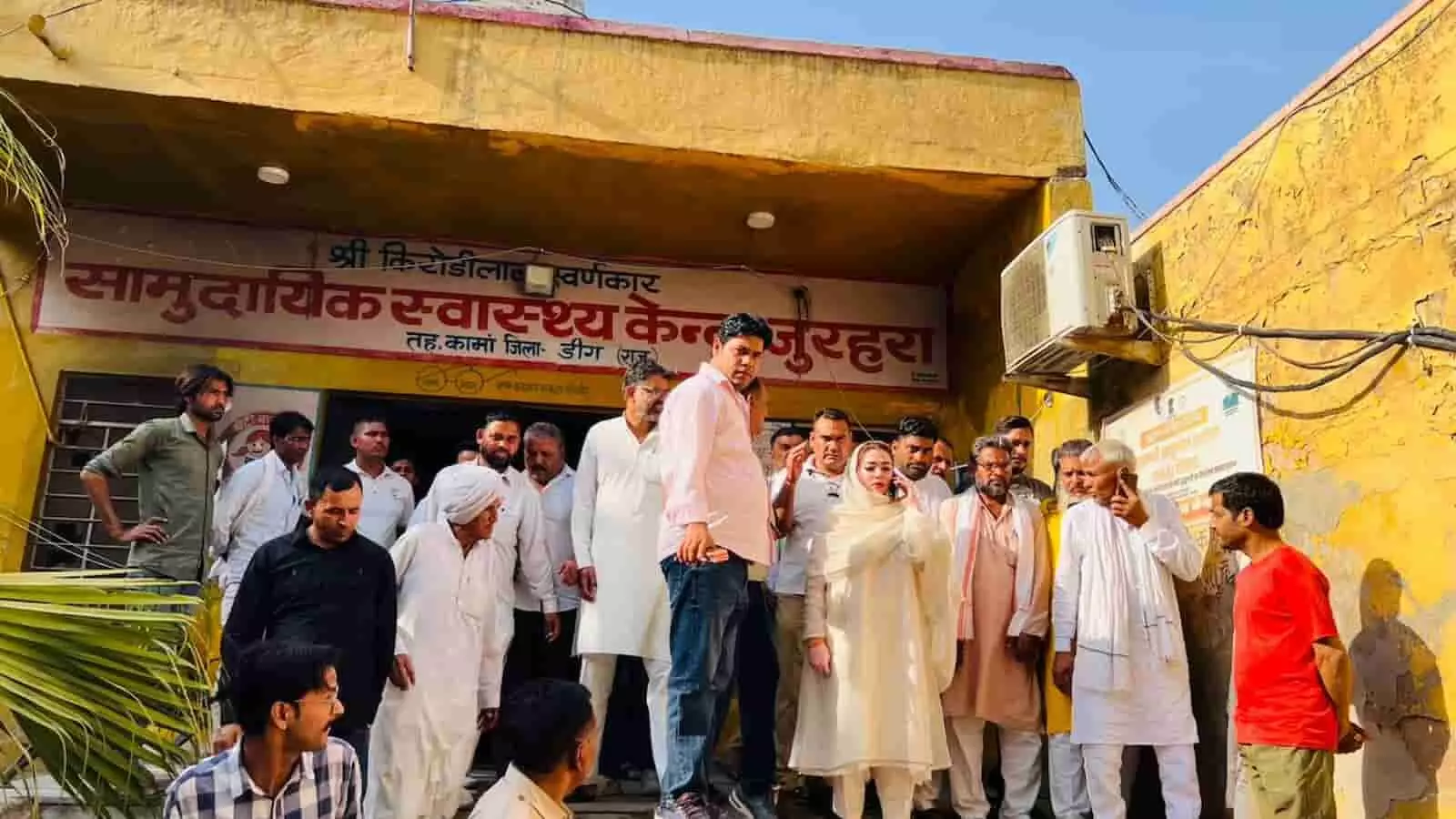 सामुदायिक स्वास्थ्य केंद्र जूरहेड़ा के बाहर समर्थकों के साथ खड़ी विधायक नौक्षम चौधरी।