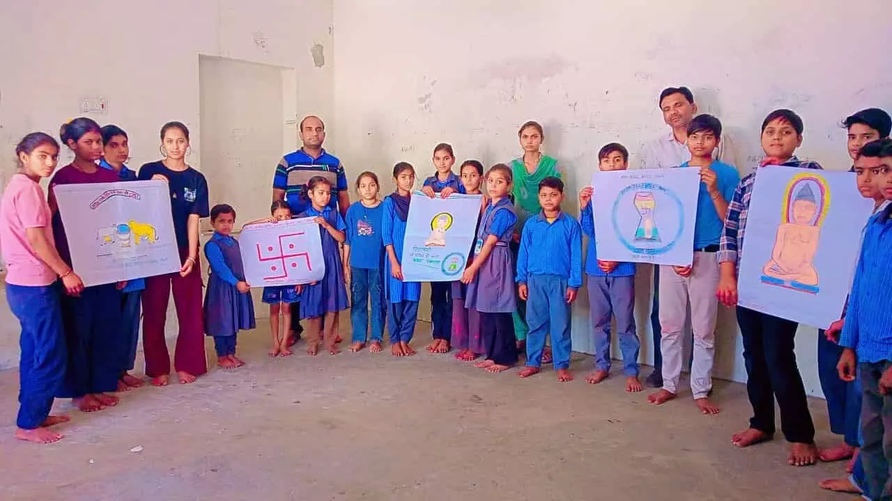 बामनवास के स्कूल में चित्रकला प्रतियोगिता के दौरान पोस्टर पकड़े हुए विद्यार्थी और शिक्षक। बामनवास के स्कूल में चित्रकला प्रतियोगिता के दौरान पोस्टर पकड़े हुए विद्यार्थी और शिक्षक।