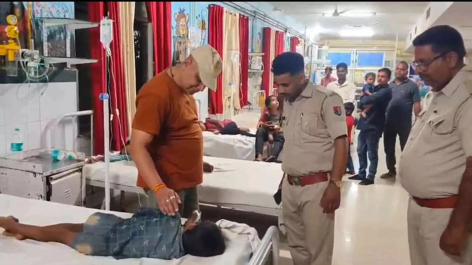 प्रतापगढ़ जिला अस्पताल के बेड पर उपचाराधीन बीमार बच्चे और चिकित्सा जांच करते डॉक्टर। प्रतापगढ़ जिला अस्पताल के बेड पर उपचाराधीन बीमार बच्चे और चिकित्सा जांच करते डॉक्टर।