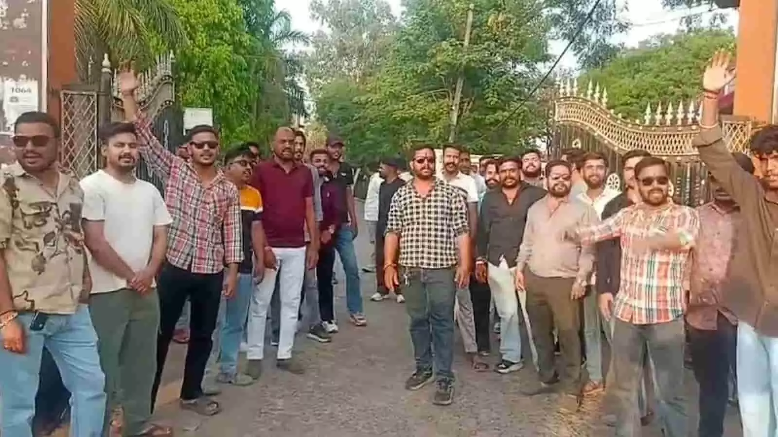 प्रतापगढ़ के गांधी चौराहे पर विरोध प्रदर्शन करते बजरंग दल और विश्व हिंदू परिषद के कार्यकर्ता। प्रतापगढ़ के गांधी चौराहे पर विरोध प्रदर्शन करते बजरंग दल और विश्व हिंदू परिषद के कार्यकर्ता।