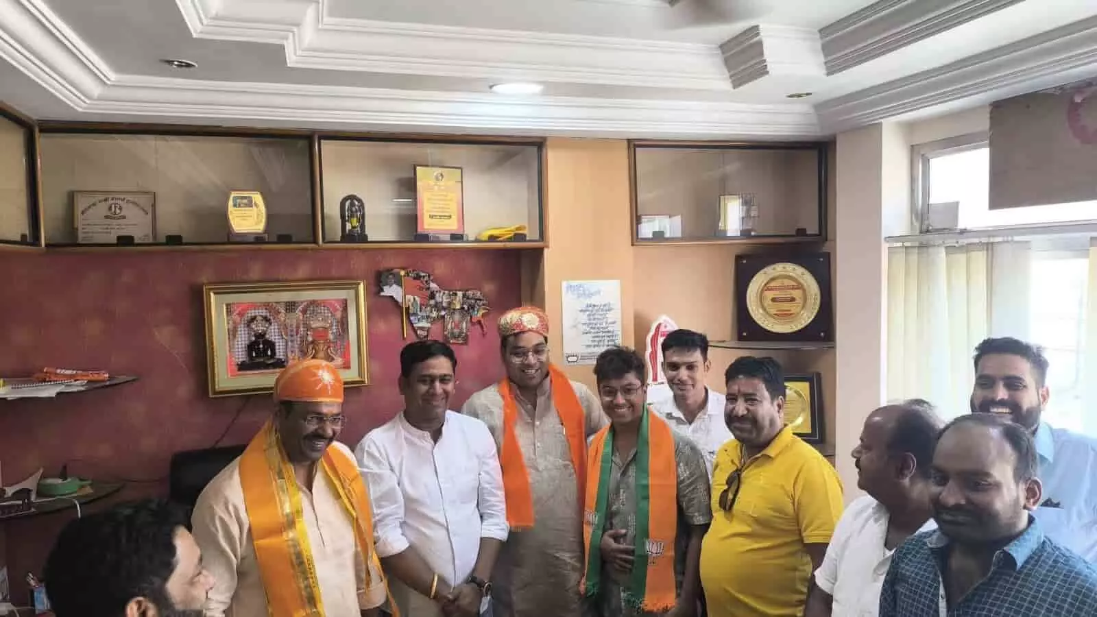 भीलवाड़ा में भाजपा नेता विमल अग्रवाल और कल्पेश चौधरी कार्यकर्ताओं के साथ स्वागत समारोह में उपस्थित। भीलवाड़ा में भाजपा नेता विमल अग्रवाल और कल्पेश चौधरी कार्यकर्ताओं के साथ स्वागत समारोह में उपस्थित।