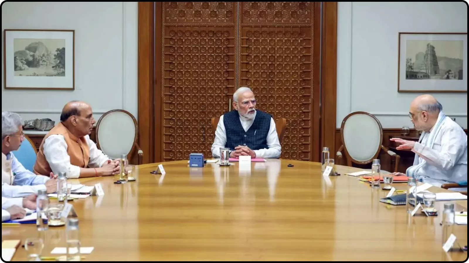 नई दिल्ली में उच्चस्तरीय सुरक्षा बैठक की अध्यक्षता करते प्रधानमंत्री नरेंद्र मोदी और वरिष्ठ कैबिनेट मंत्री। नई दिल्ली में उच्चस्तरीय सुरक्षा बैठक की अध्यक्षता करते प्रधानमंत्री नरेंद्र मोदी और वरिष्ठ कैबिनेट मंत्री।