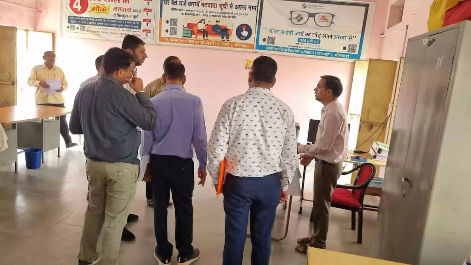 माण्डलगढ़ सरकारी कार्यालय में निरीक्षण के दौरान फाइलों की जांच करते कलक्टर जसमीत सिंह संधू और कर्मचारी। माण्डलगढ़ सरकारी कार्यालय में निरीक्षण के दौरान फाइलों की जांच करते कलक्टर जसमीत सिंह संधू और कर्मचारी।